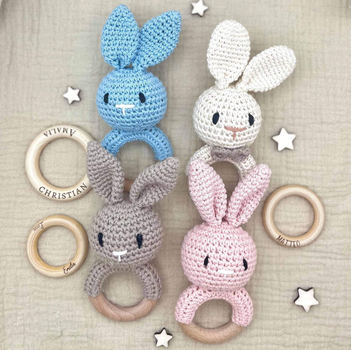 Personalisierte Baby Rassel Baby Greifling mit Name und Hase aus Holz liebevolles Geschenk zur Geburt oder Taufe fĂźr Neugeborene & Babys