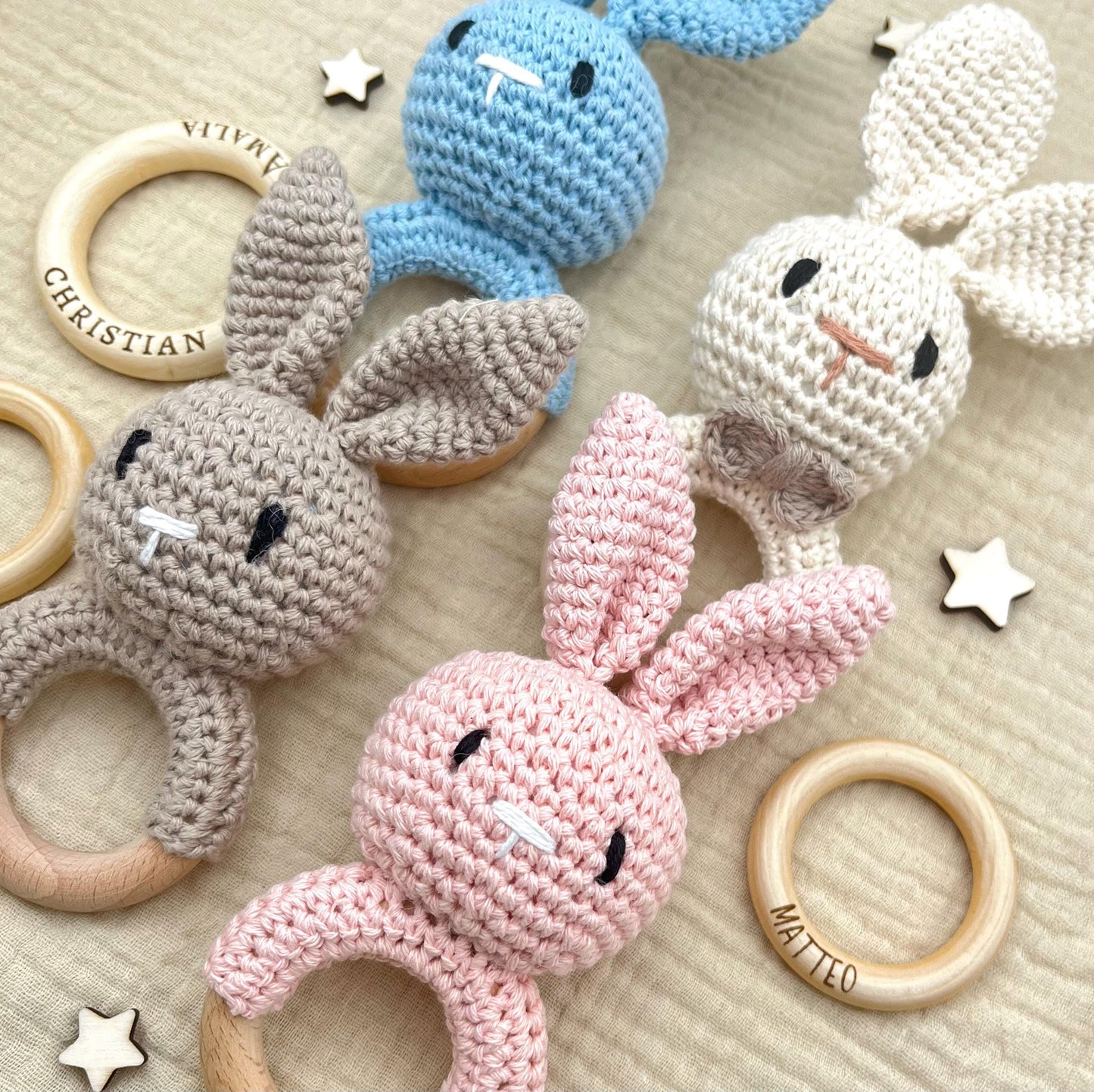Personalisierte Baby Rassel Baby Greifling mit Name und Hase aus Holz liebevolles Geschenk zur Geburt oder Taufe fĂźr Neugeborene & Babys