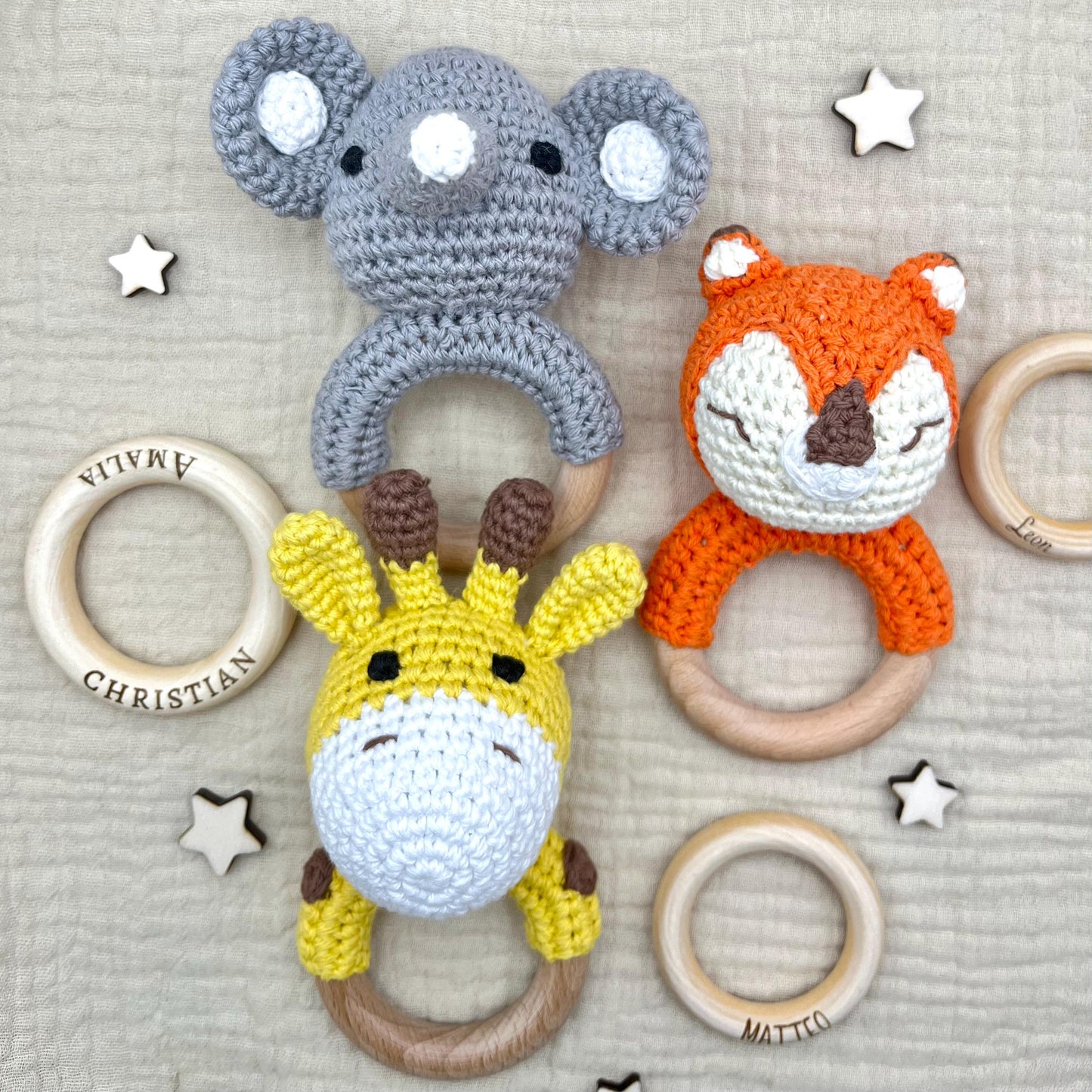 Personalisierte Baby Rassel Baby Greifling mit Name aus Holz ideales Geschenk zur Geburt oder Taufe fĂźr Neugeborene & Babys