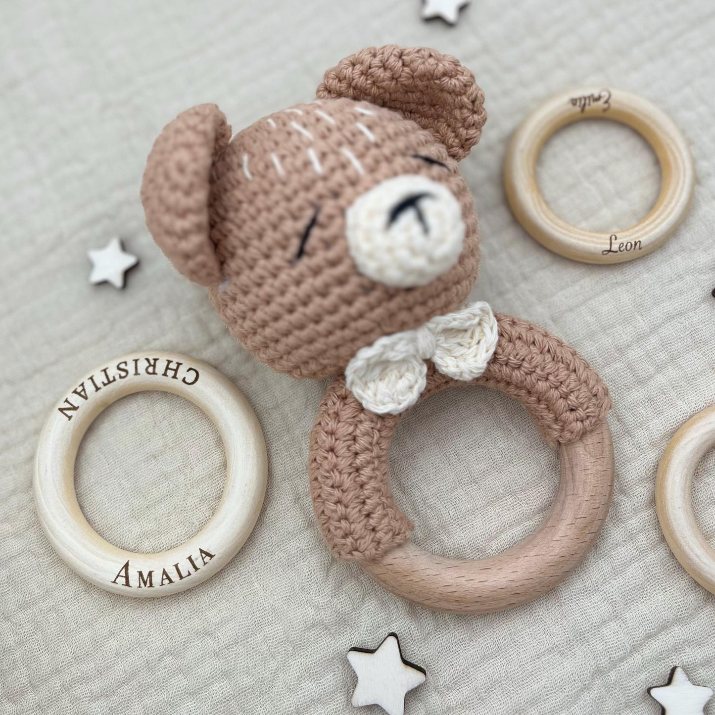 Personalisierte Babyrassel aus Holz mit Namen liebevolles Geschenk zur Geburt oder Taufe süßer Greifling mit Bär für Neugeborene Rassel