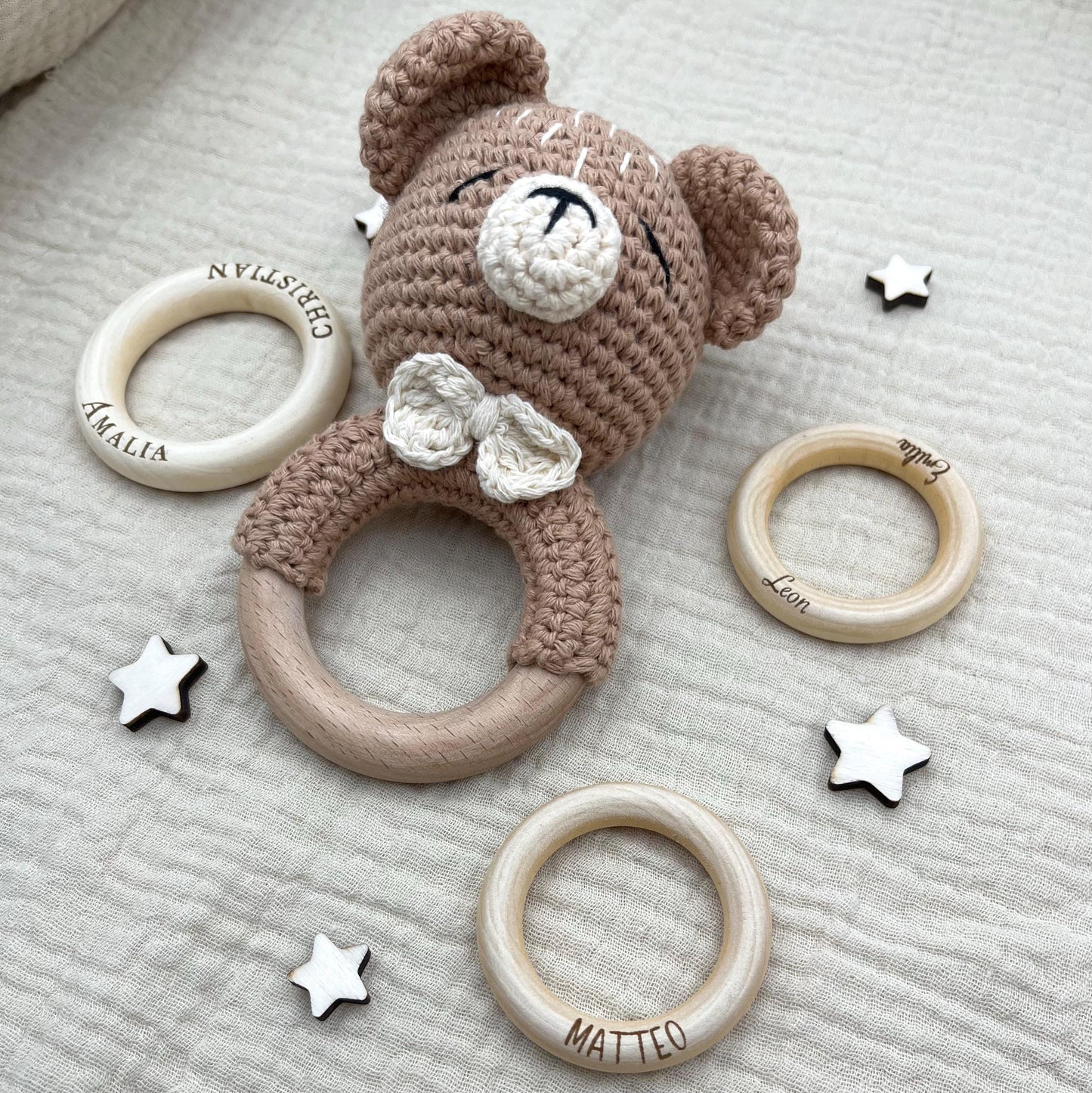 Personalisierte Babyrassel aus Holz mit Namen liebevolles Geschenk zur Geburt oder Taufe süßer Greifling mit Bär für Neugeborene Rassel