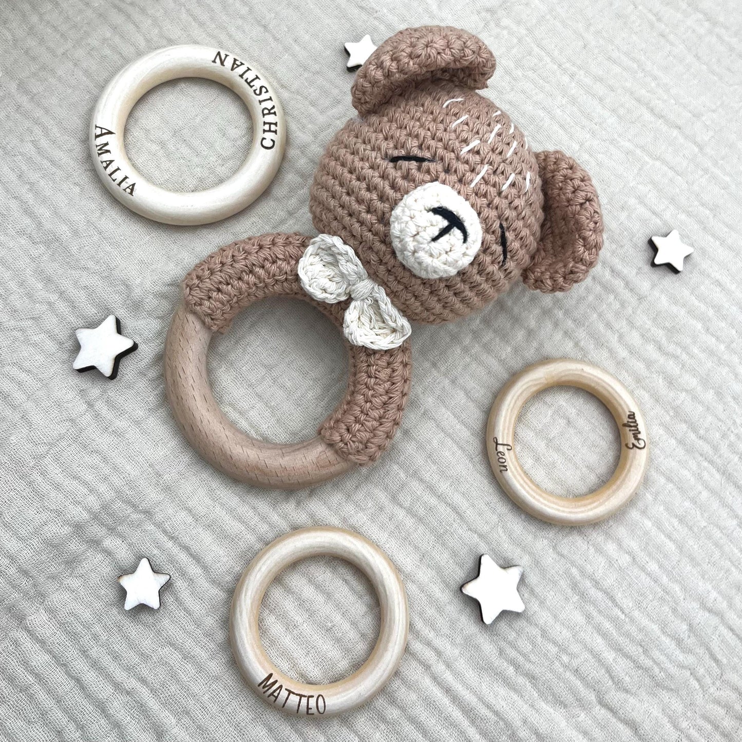 Personalisierte Babyrassel aus Holz mit Namen liebevolles Geschenk zur Geburt oder Taufe süßer Greifling mit Bär für Neugeborene Rassel