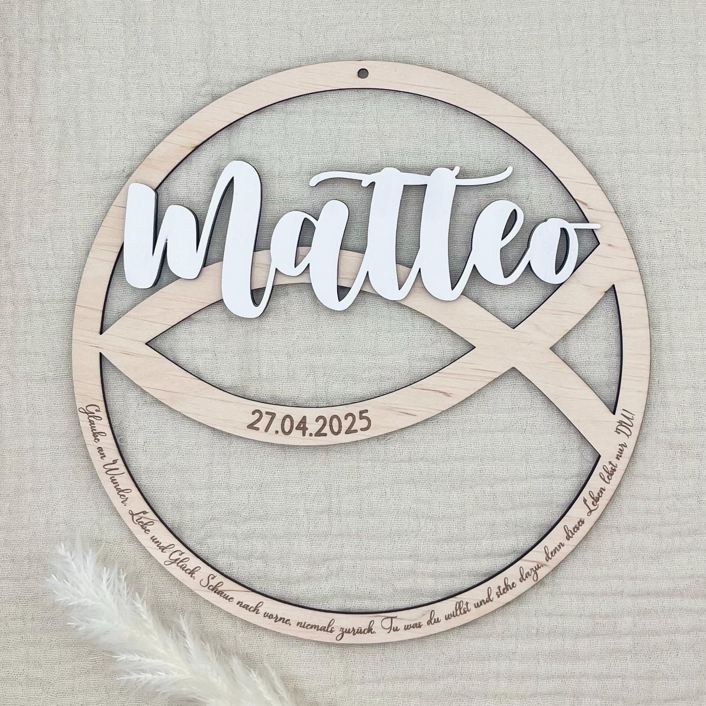 Taufschild aus Holz personalisiert – rundes Geschenk mit Fischsymbol & 3D-Namen