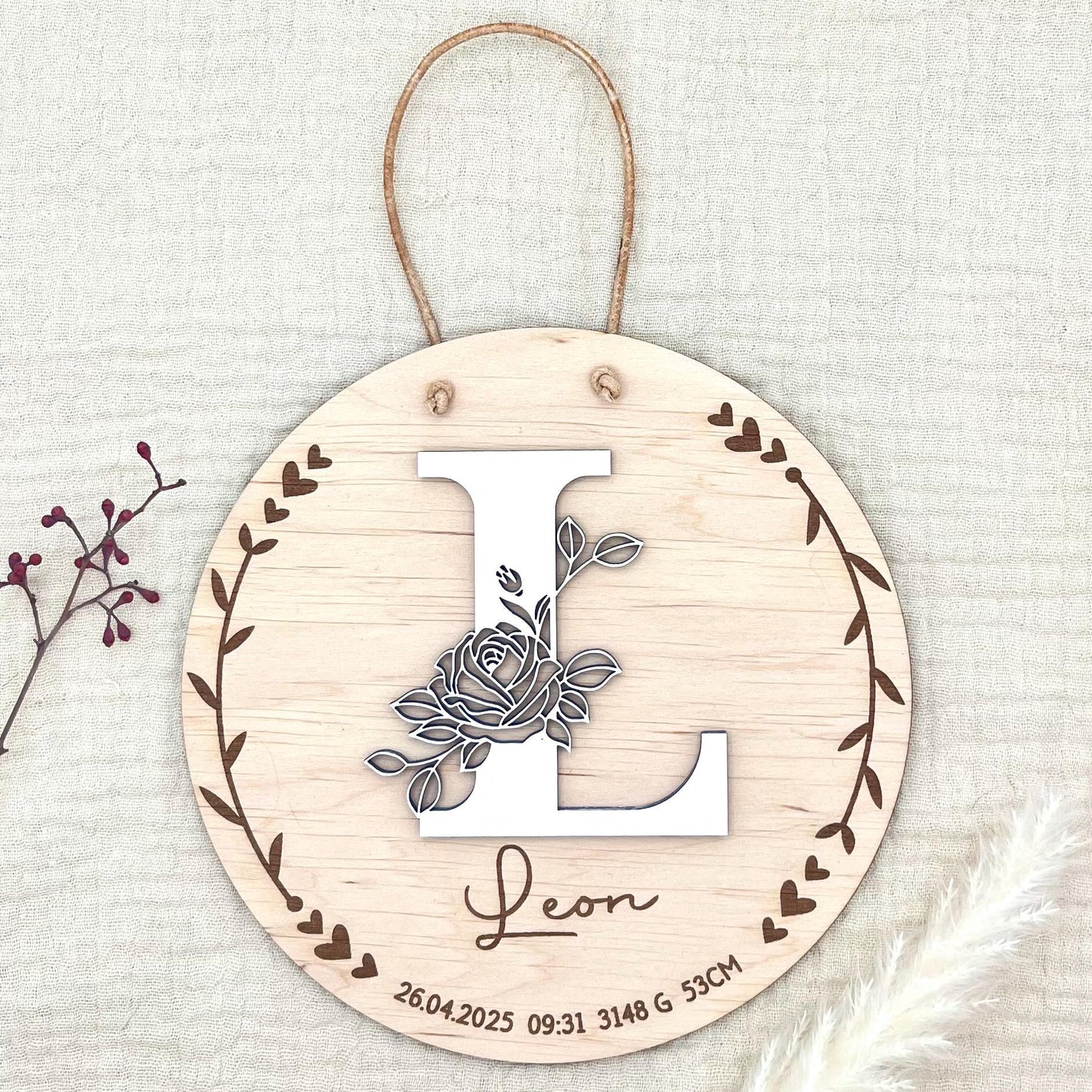 Geburtsschild aus Holz personalisiert – 3D-Monogramm mit Rose & Daten zur Geburt