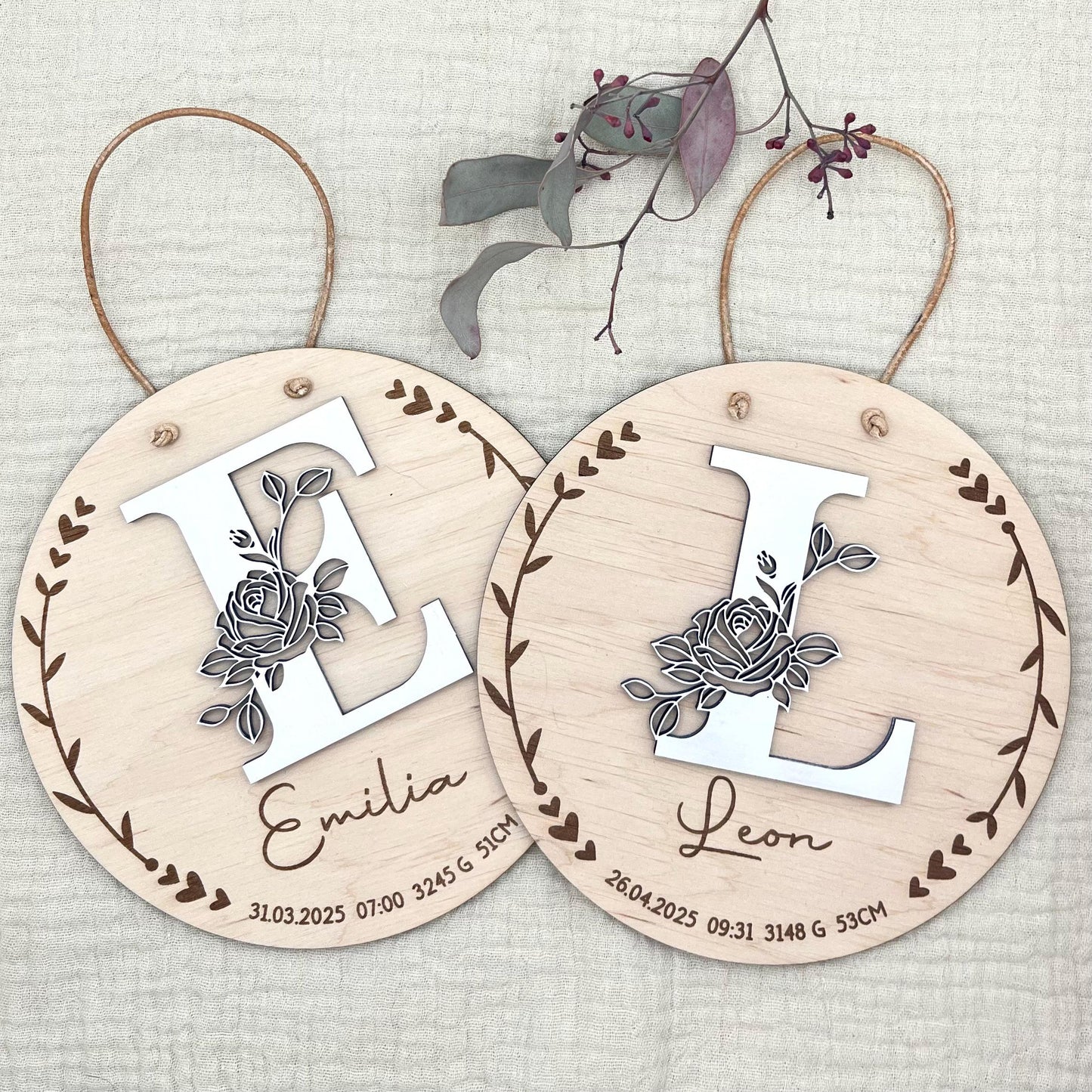 Geburtsschild aus Holz personalisiert – 3D-Monogramm mit Rose & Daten zur Geburt