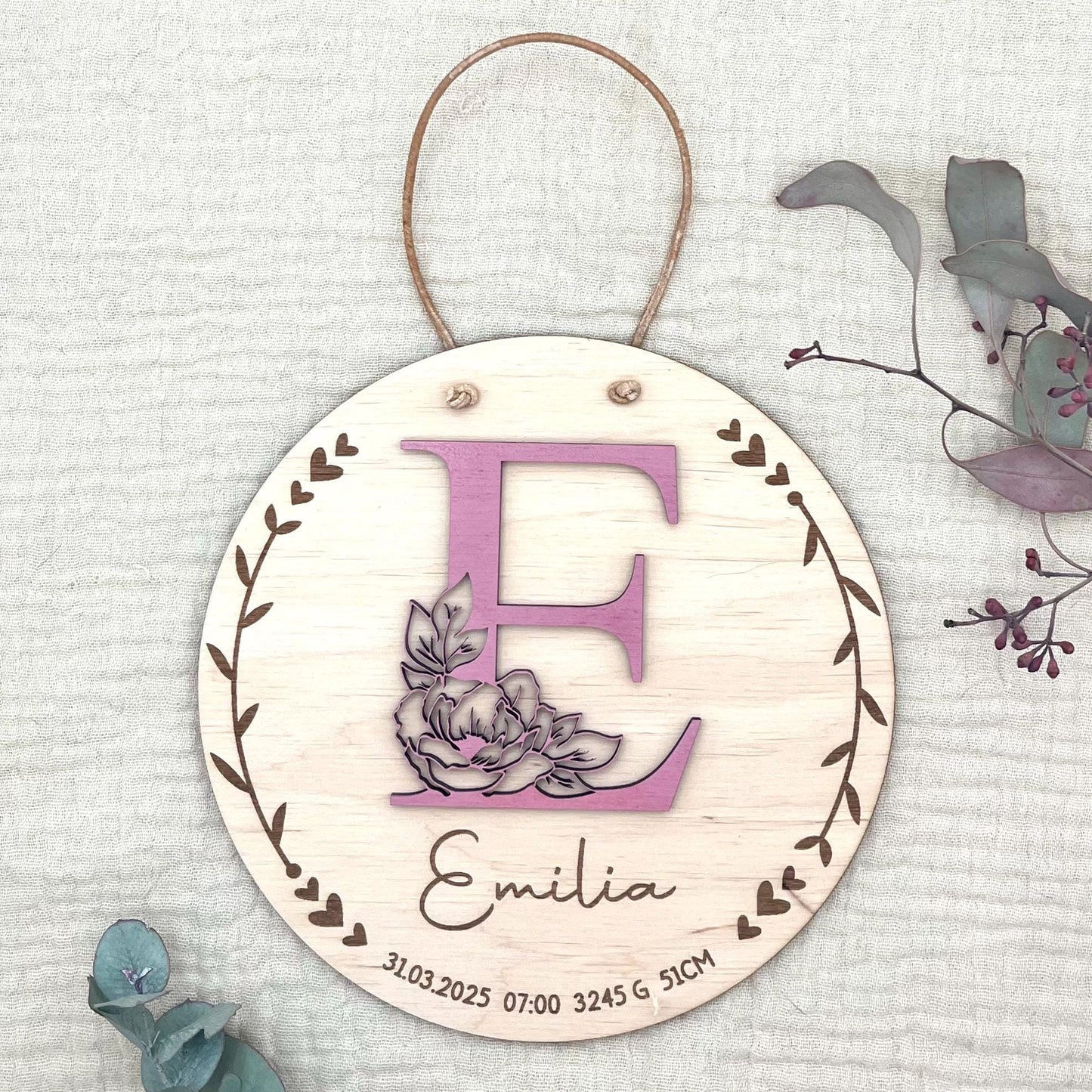 Namensschild aus Holz personalisiert – 3D-Monogramm mit Rose & Geburtsdaten