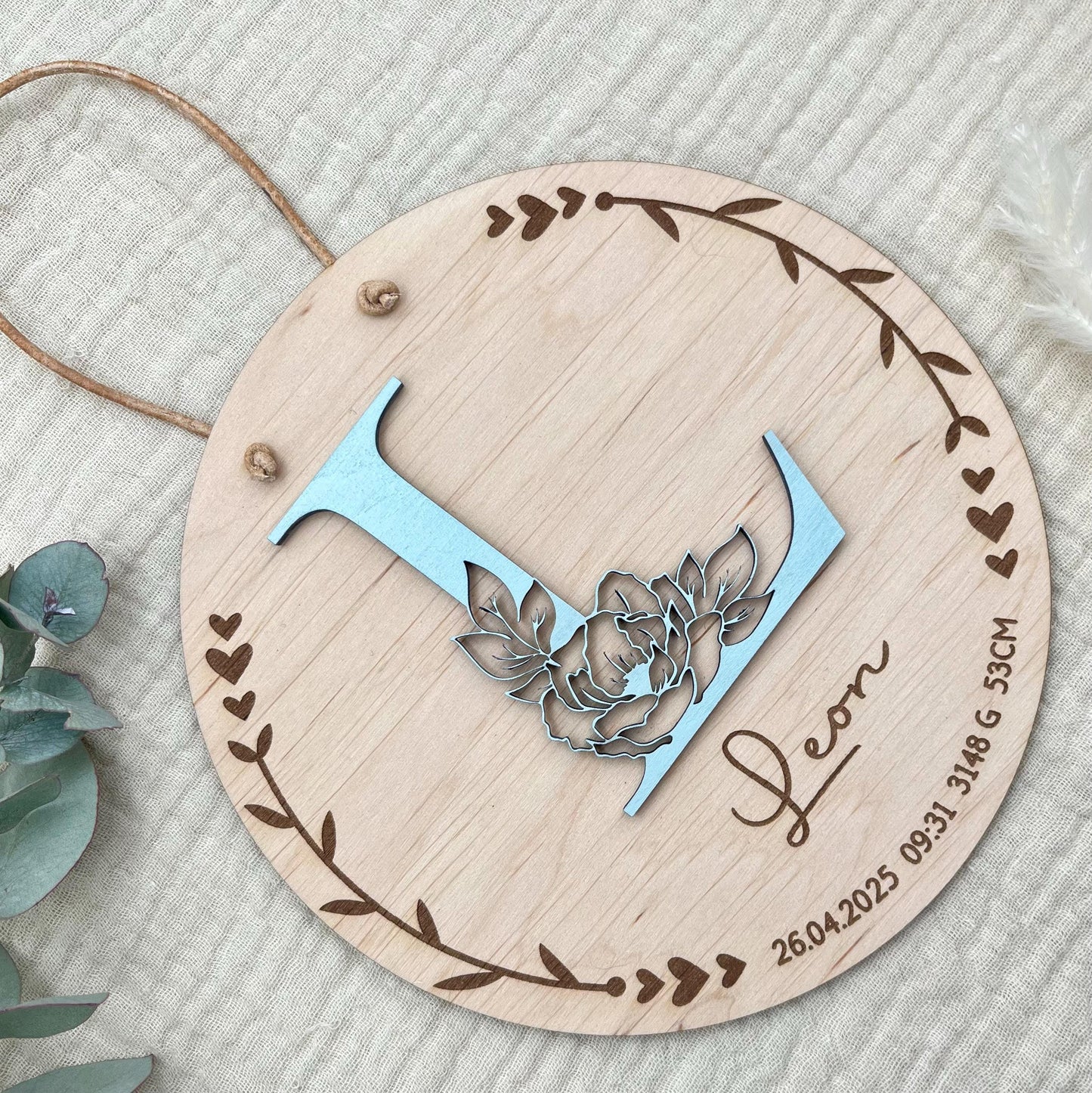Namensschild aus Holz personalisiert – 3D-Monogramm mit Rose & Geburtsdaten