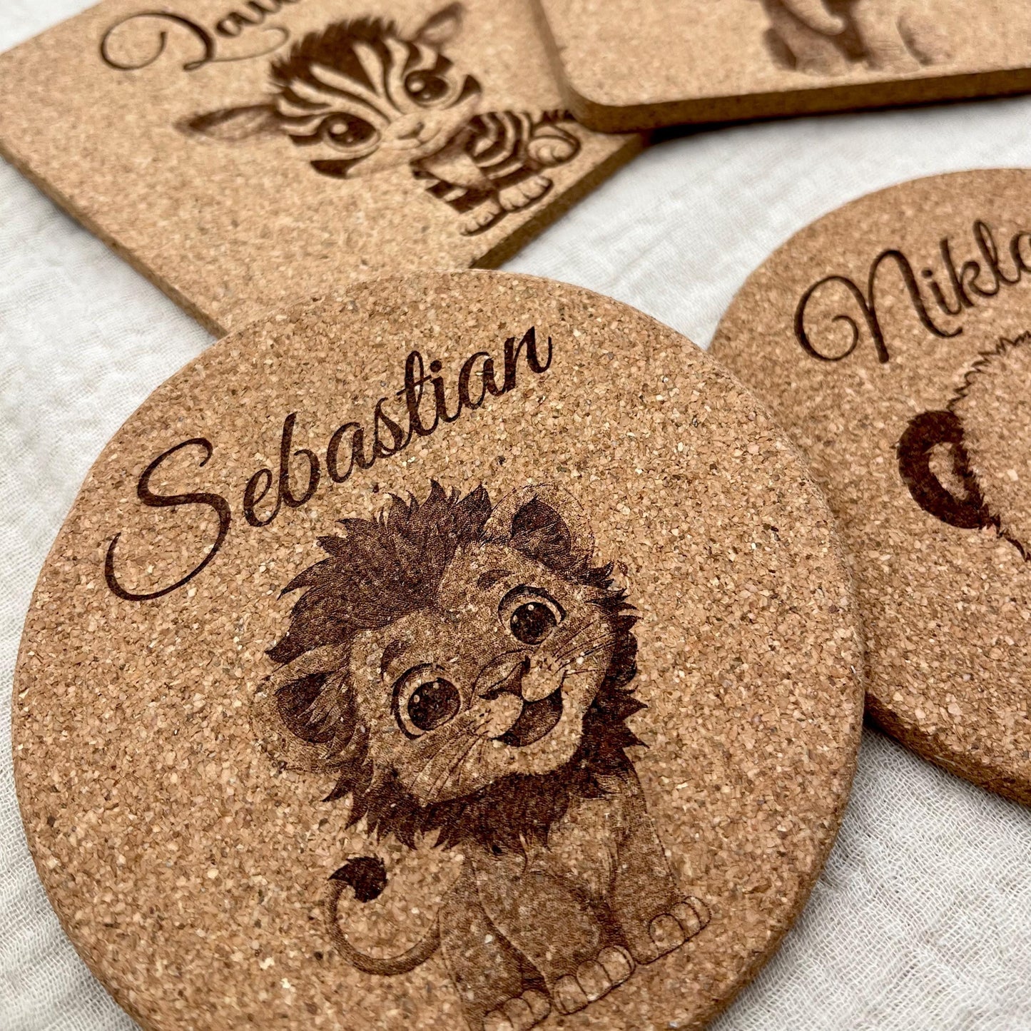 Geschenkideen Personalisierte Untersetzer aus Kork rund oder quadratisch Gravur mit Name & Tiermotiv Kindergeburtstag, Party, Familie