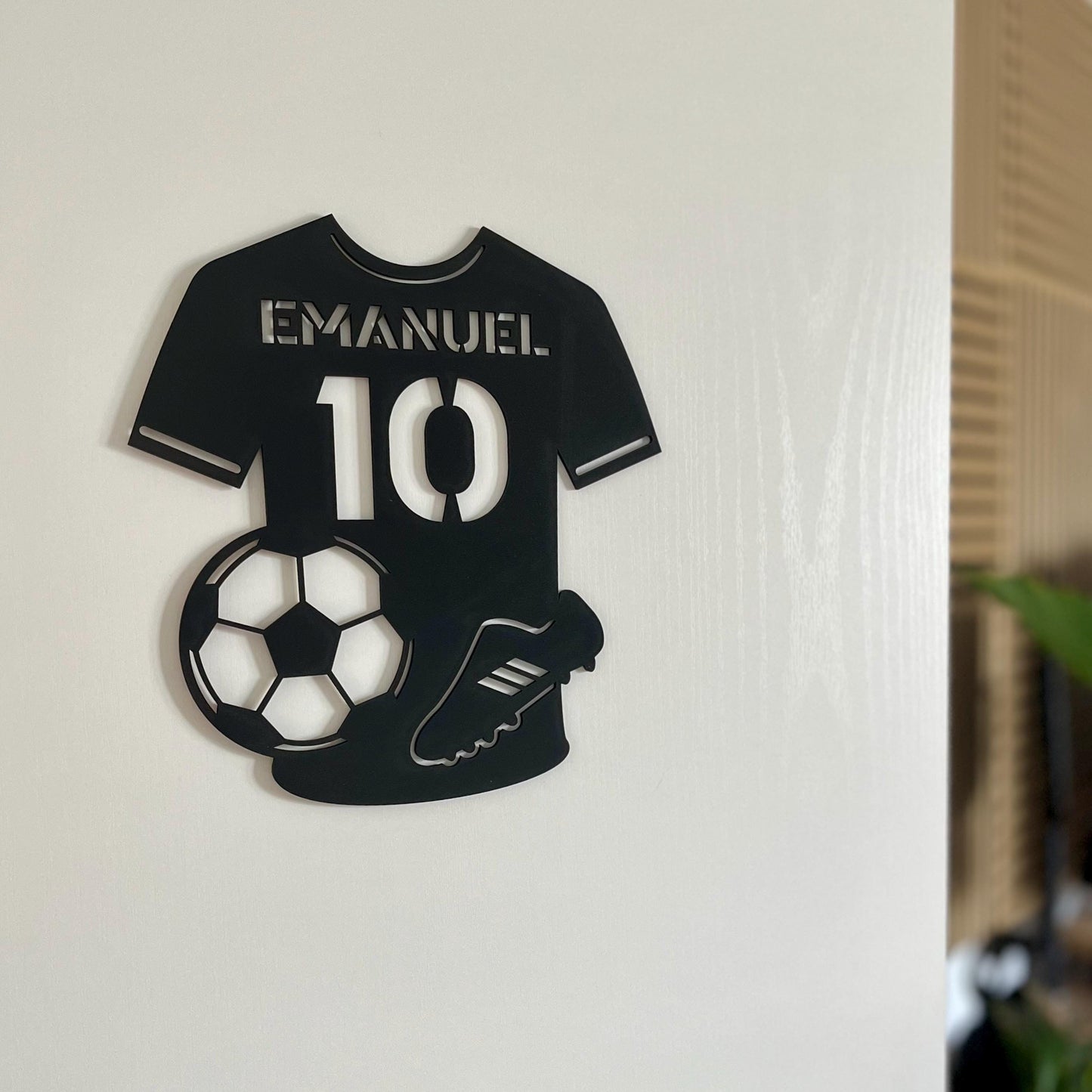 Fußball Namensschild aus Holz personalisiert – Kinderzimmer Türschild mit Trikot & Nummer