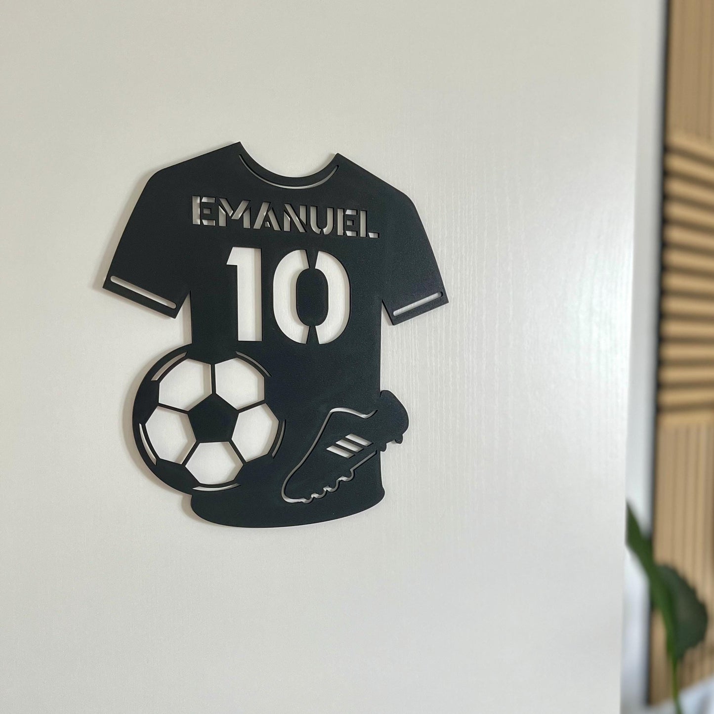 Fußball Namensschild aus Holz personalisiert – Kinderzimmer Türschild mit Trikot & Nummer
