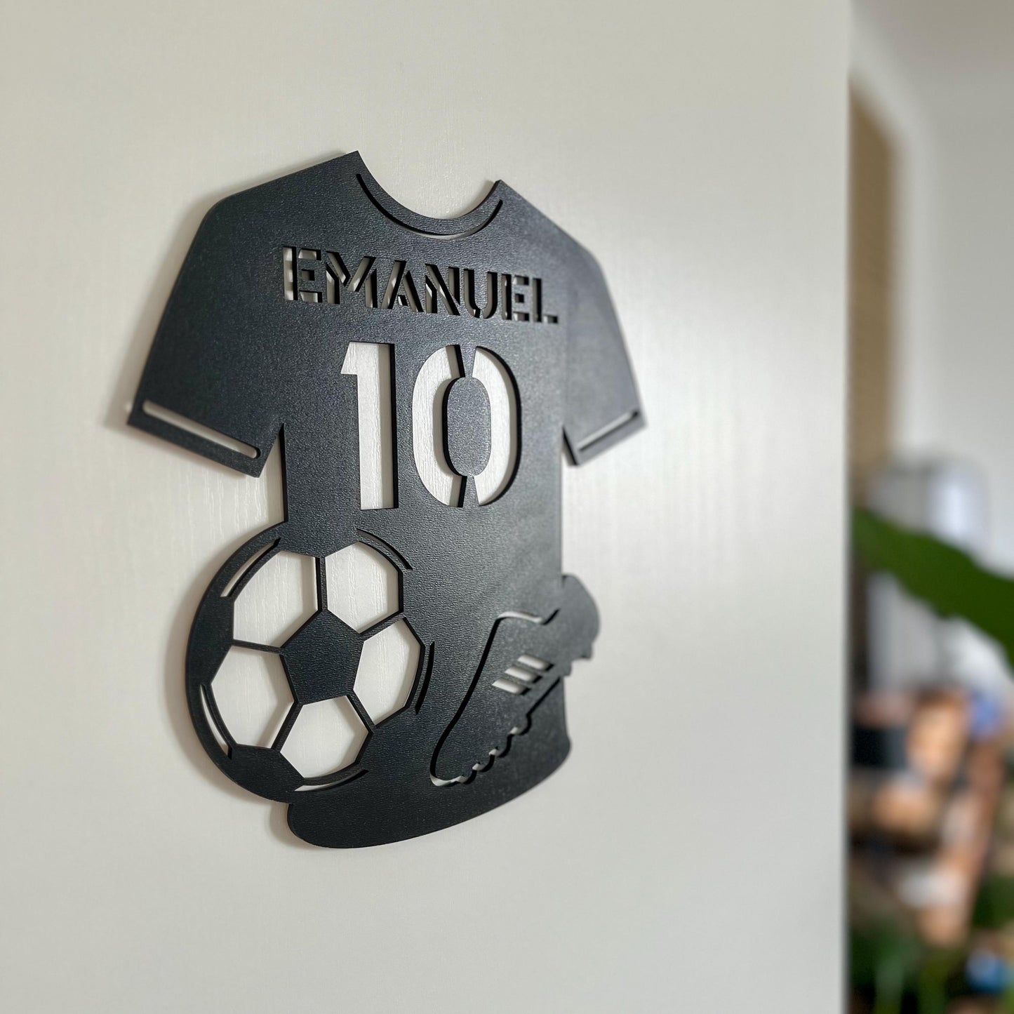 Fußball Namensschild aus Holz personalisiert – Kinderzimmer Türschild mit Trikot & Nummer