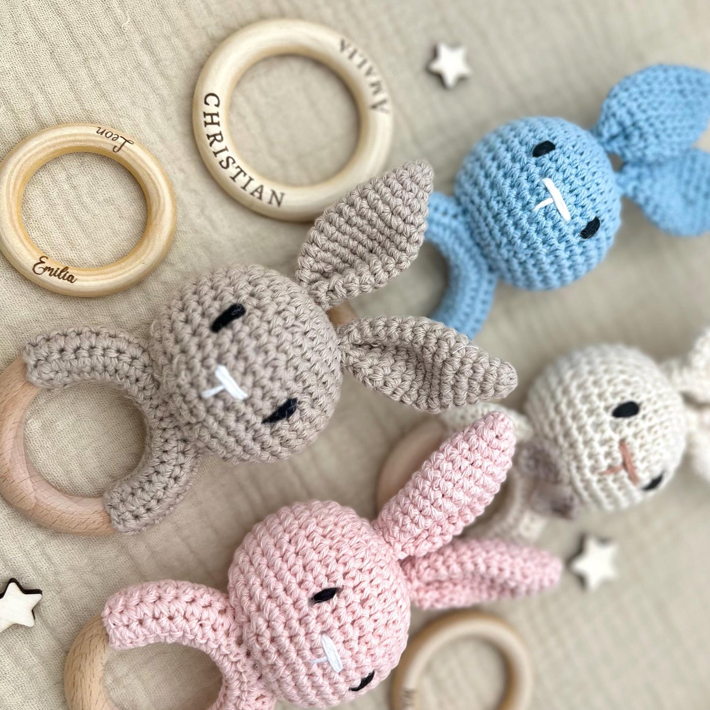 Personalisierte Baby Rassel Baby Greifling mit Name und Hase aus Holz liebevolles Geschenk zur Geburt oder Taufe fĂźr Neugeborene & Babys