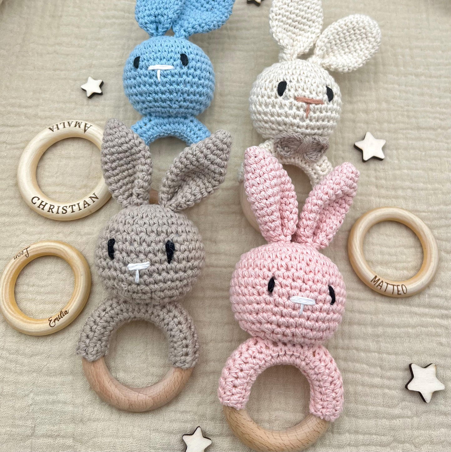 Personalisierte Baby Rassel Baby Greifling mit Name und Hase aus Holz liebevolles Geschenk zur Geburt oder Taufe fĂźr Neugeborene & Babys