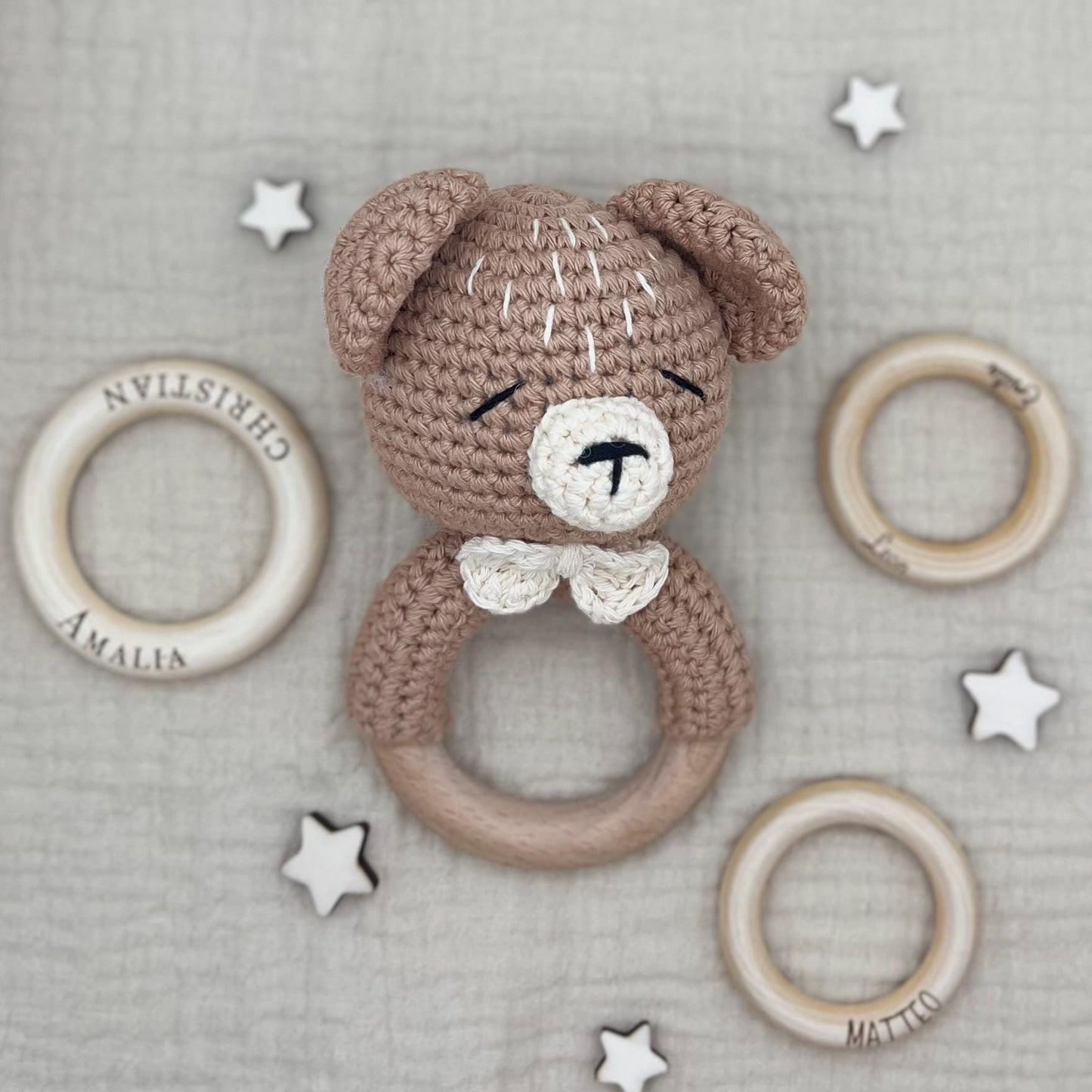 Personalisierte Babyrassel aus Holz mit Namen liebevolles Geschenk zur Geburt oder Taufe süßer Greifling mit Bär für Neugeborene Rassel