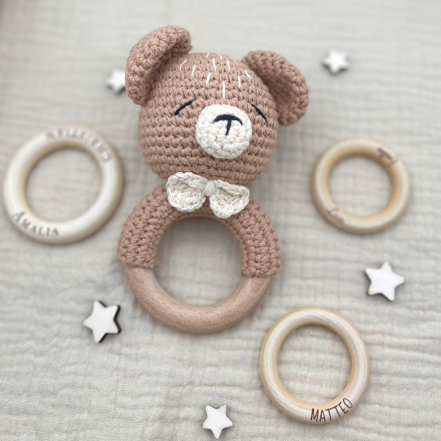 Personalisierte Babyrassel aus Holz mit Namen liebevolles Geschenk zur Geburt oder Taufe süßer Greifling mit Bär für Neugeborene Rassel