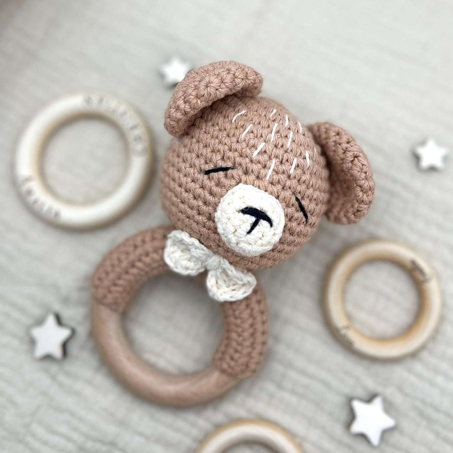 Personalisierte Babyrassel aus Holz mit Namen liebevolles Geschenk zur Geburt oder Taufe süßer Greifling mit Bär für Neugeborene Rassel