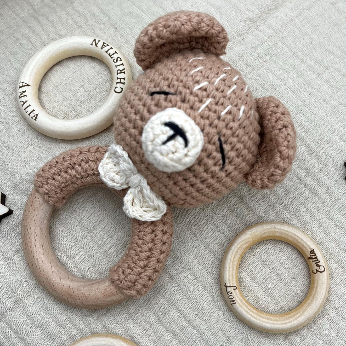 Personalisierte Babyrassel aus Holz mit Namen liebevolles Geschenk zur Geburt oder Taufe süßer Greifling mit Bär für Neugeborene Rassel