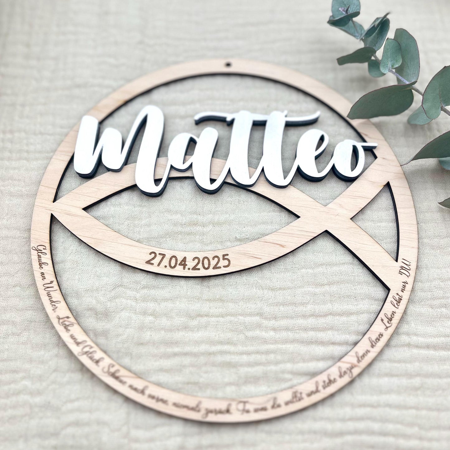 Taufschild aus Holz personalisiert – rundes Geschenk mit Fischsymbol & 3D-Namen