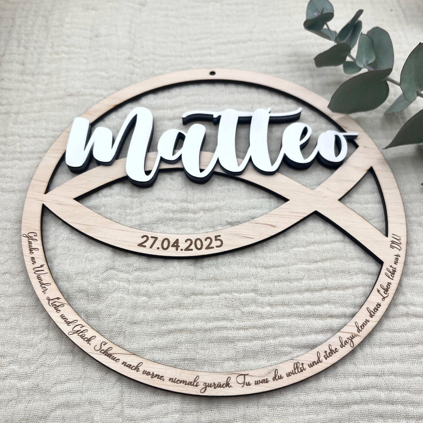 Taufschild aus Holz personalisiert – rundes Geschenk mit Fischsymbol & 3D-Namen