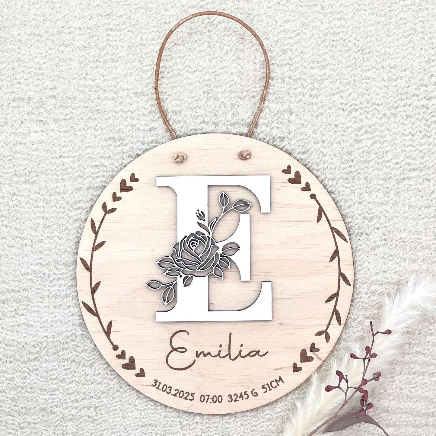 Geburtsschild aus Holz personalisiert – 3D-Monogramm mit Rose & Daten zur Geburt