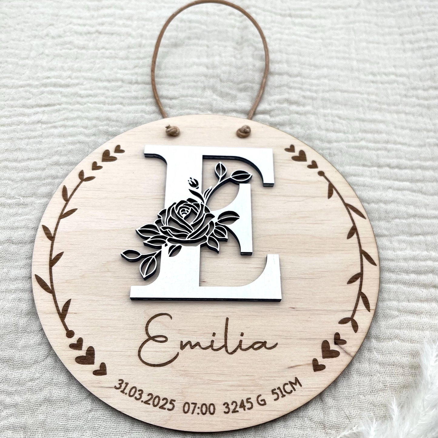 Geburtsschild aus Holz personalisiert – 3D-Monogramm mit Rose & Daten zur Geburt