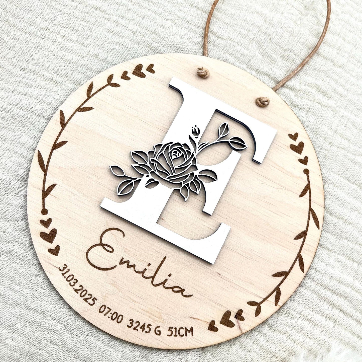Geburtsschild aus Holz personalisiert – 3D-Monogramm mit Rose & Daten zur Geburt