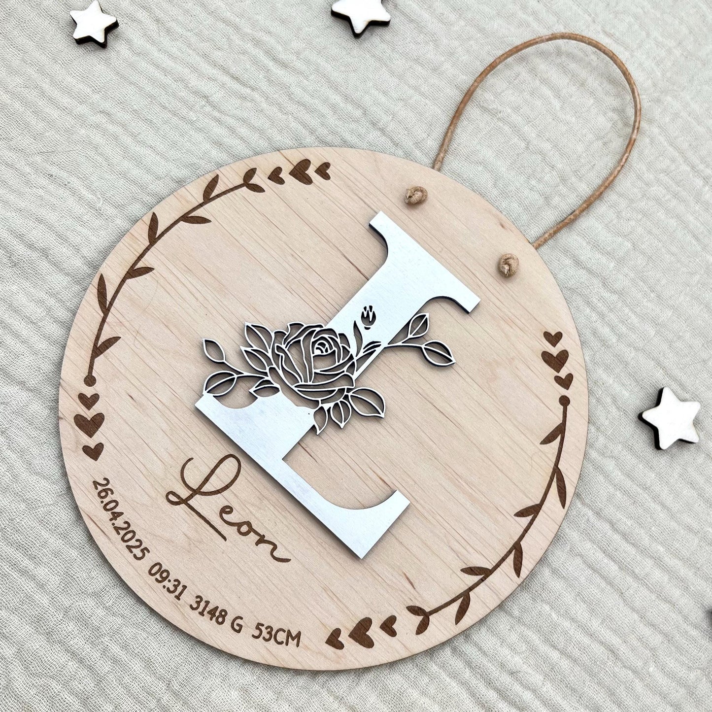 Geburtsschild aus Holz personalisiert – 3D-Monogramm mit Rose & Daten zur Geburt