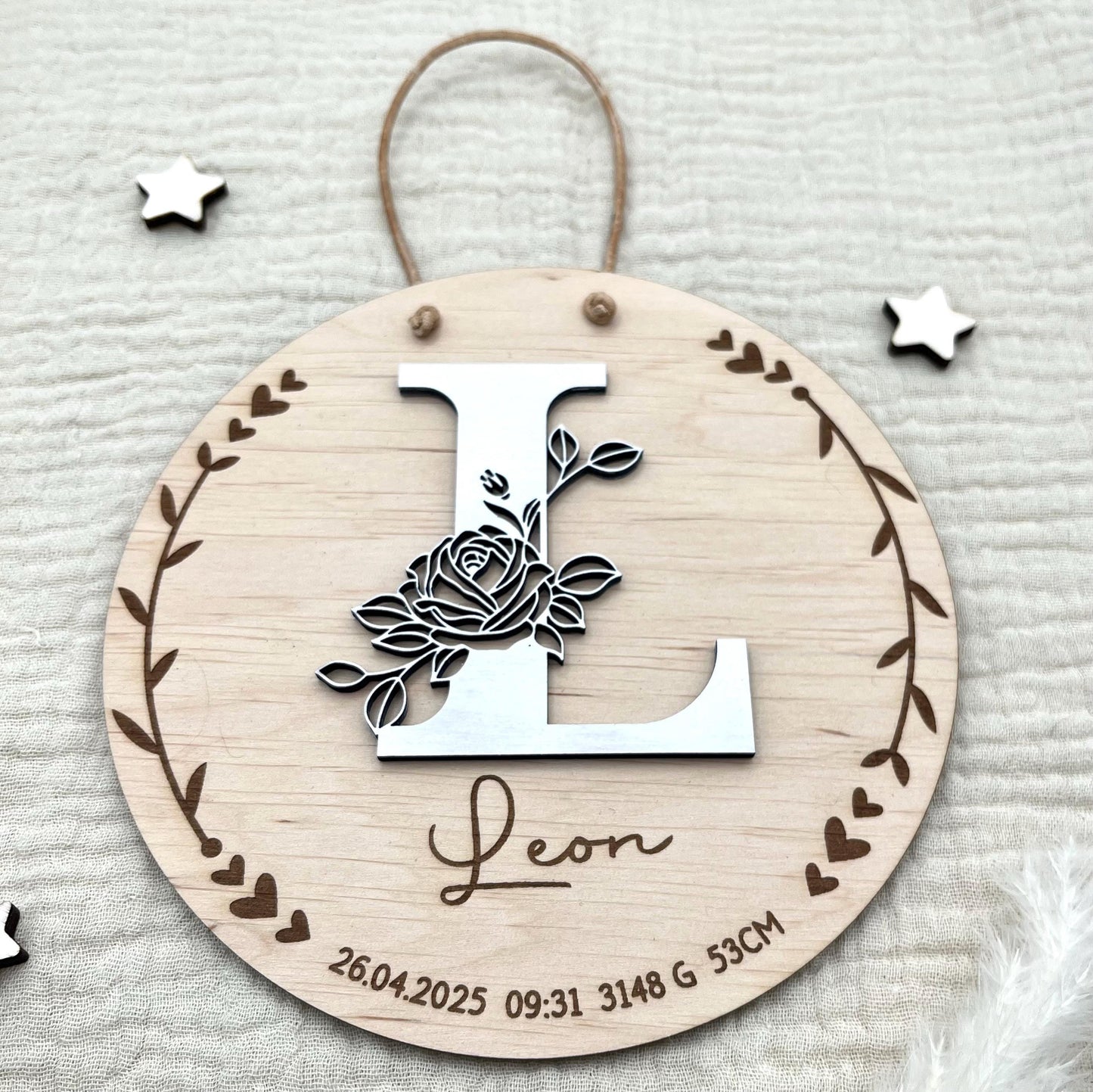 Geburtsschild aus Holz personalisiert – 3D-Monogramm mit Rose & Daten zur Geburt