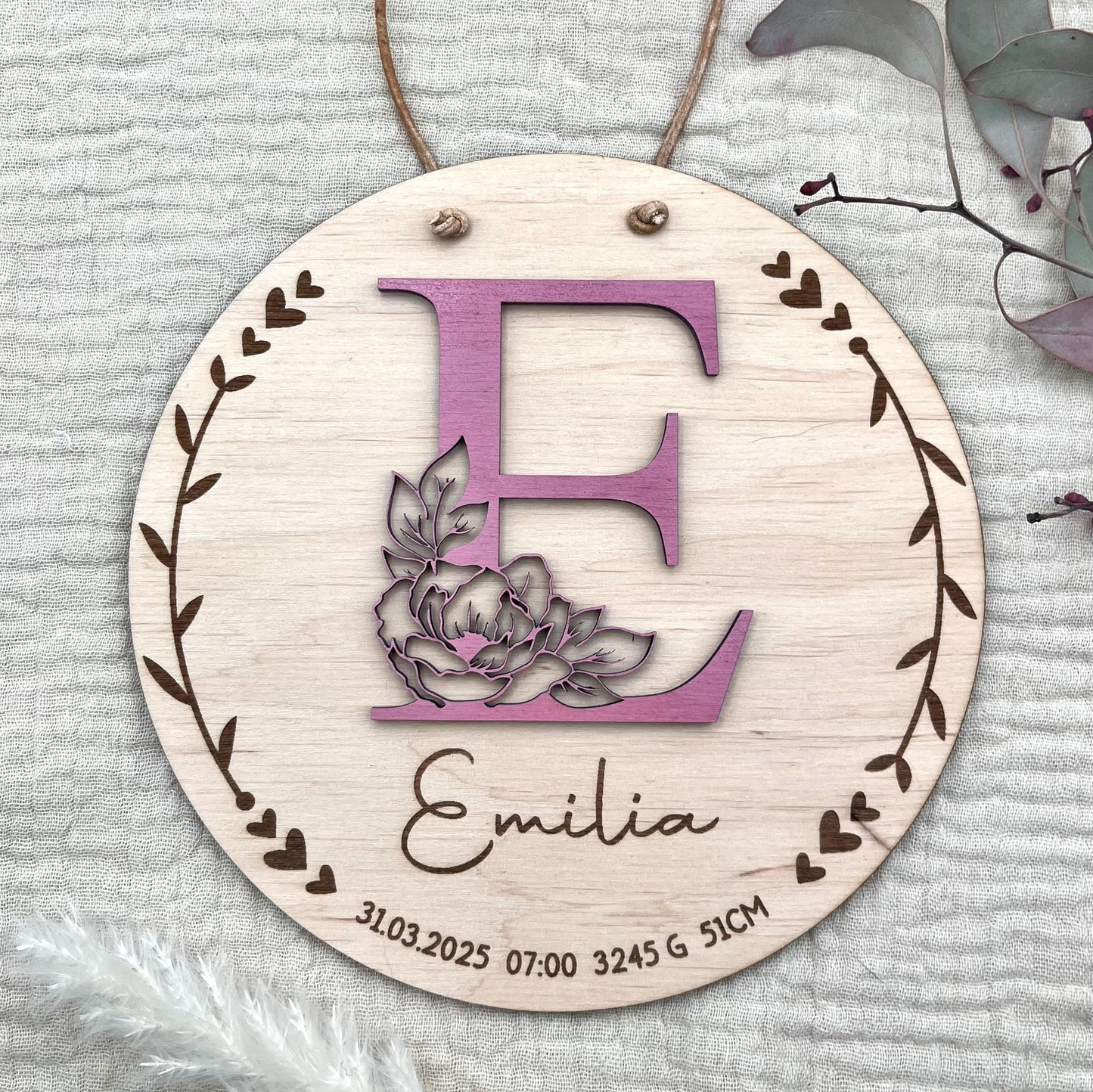Namensschild aus Holz personalisiert – 3D-Monogramm mit Rose & Geburtsdaten