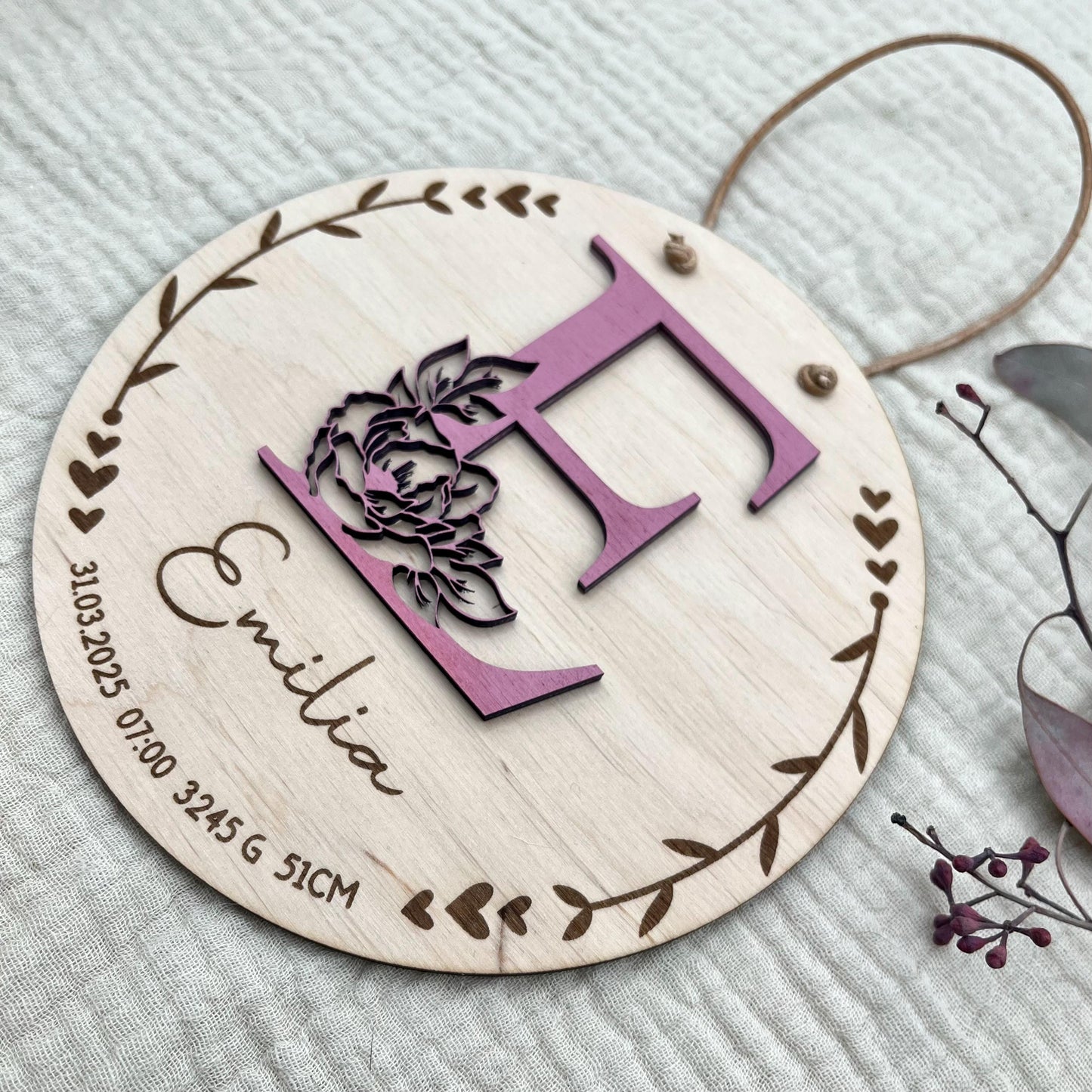 Namensschild aus Holz personalisiert – 3D-Monogramm mit Rose & Geburtsdaten