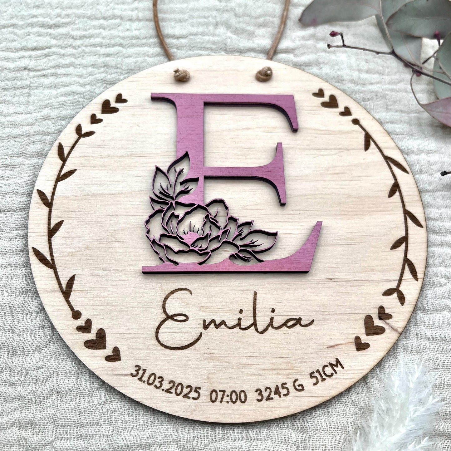 Namensschild aus Holz personalisiert – 3D-Monogramm mit Rose & Geburtsdaten