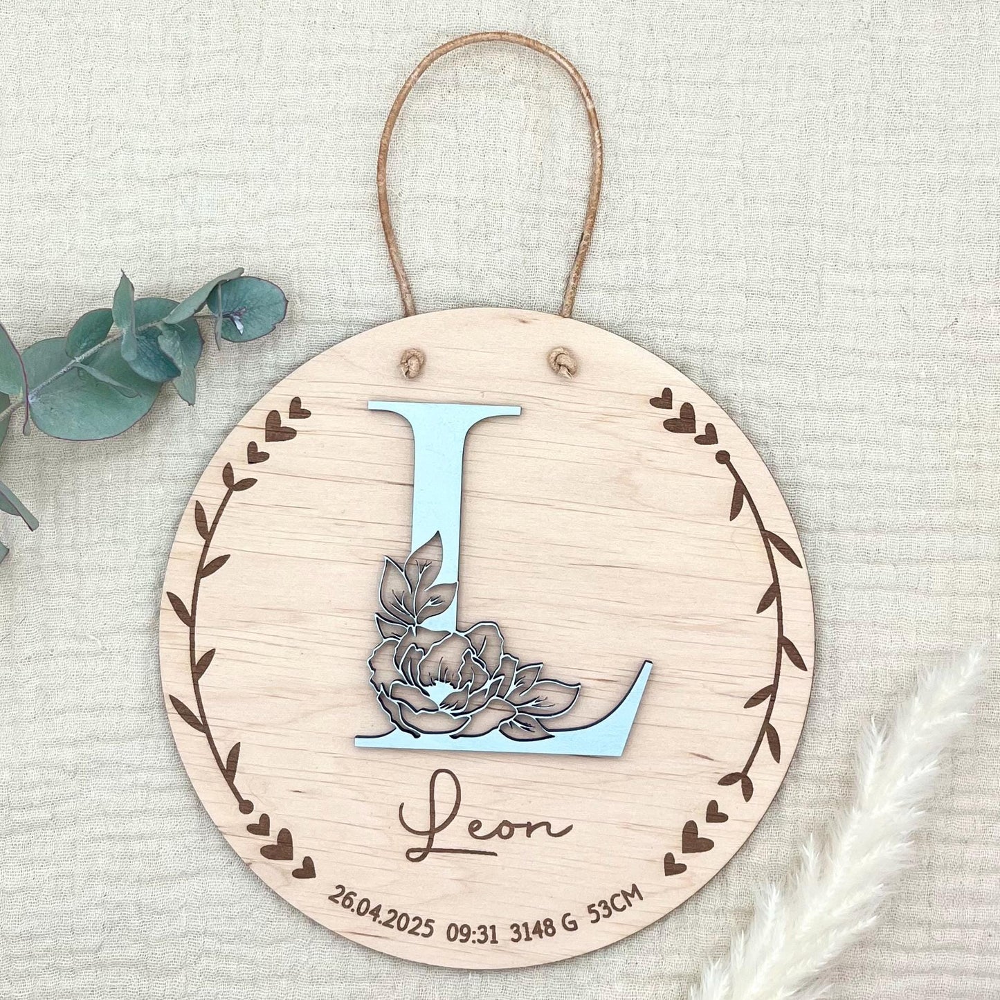 Namensschild aus Holz personalisiert – 3D-Monogramm mit Rose & Geburtsdaten