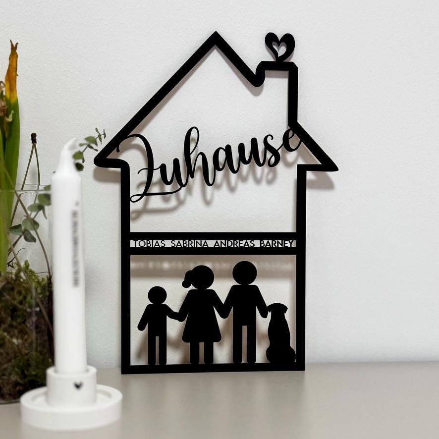 Familienschild aus Holz in Hausform – personalisiert mit Namen & Figuren