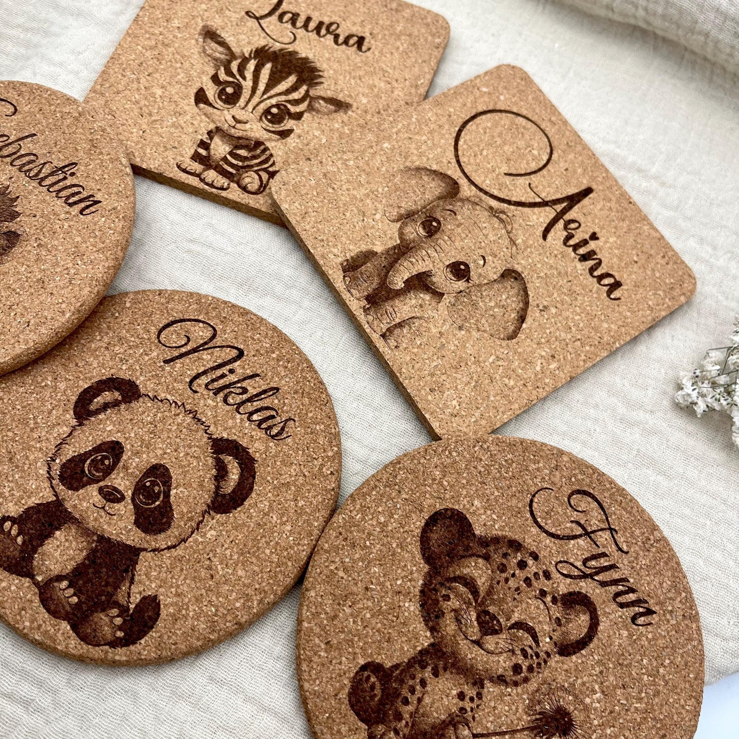 Geschenkideen Personalisierte Untersetzer aus Kork rund oder quadratisch Gravur mit Name & Tiermotiv Kindergeburtstag, Party, Familie