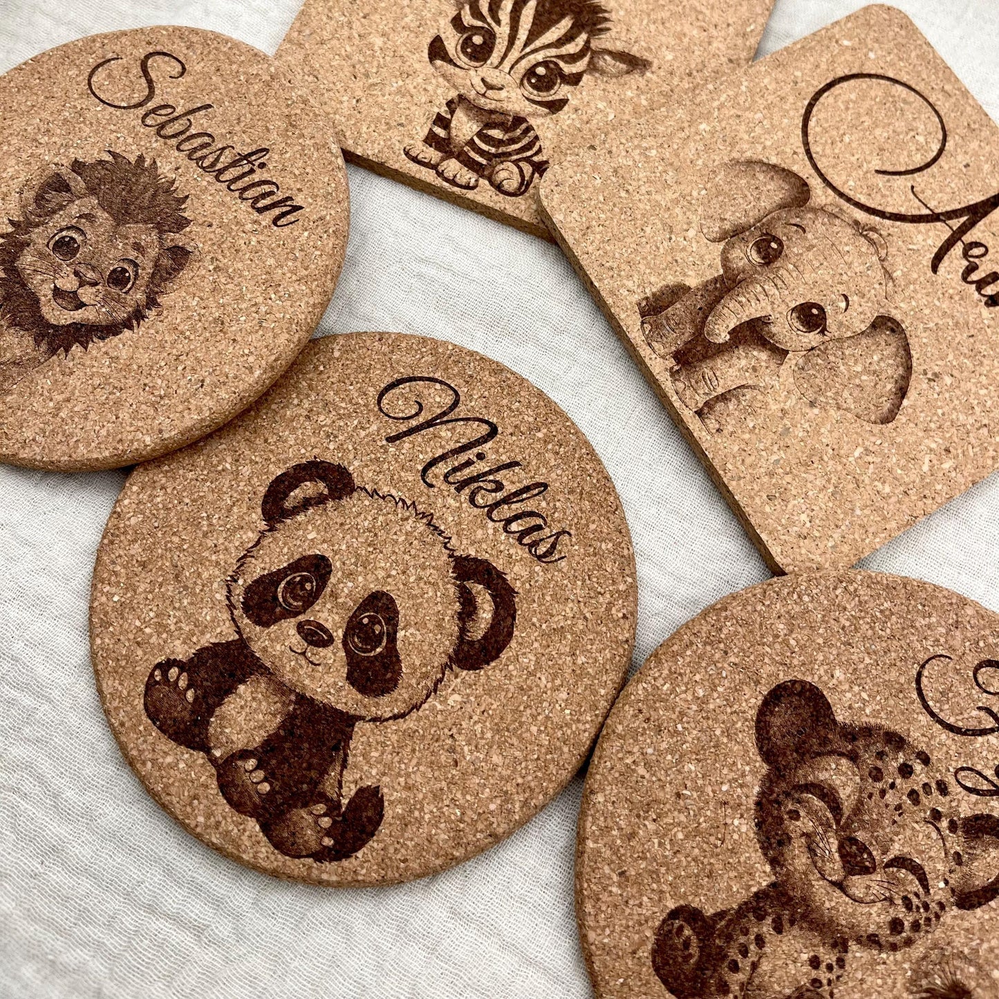 Geschenkideen Personalisierte Untersetzer aus Kork rund oder quadratisch Gravur mit Name & Tiermotiv Kindergeburtstag, Party, Familie