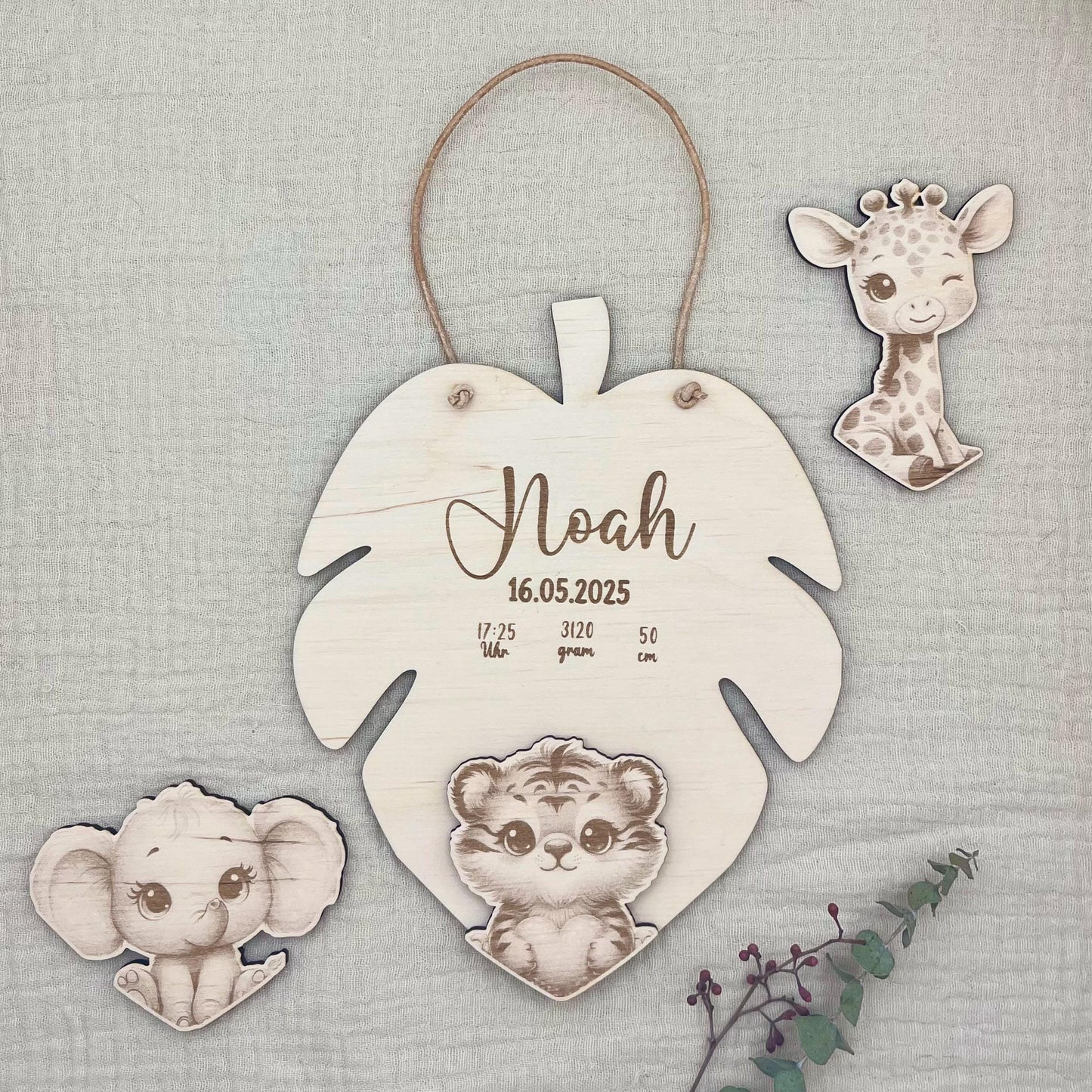 Personalisiertes Geschenk zur Geburt Geburtsschild mit Name & Geburtsdaten zur Taufe Holzschild mit 3D Tiermotiv inkl. Lederband