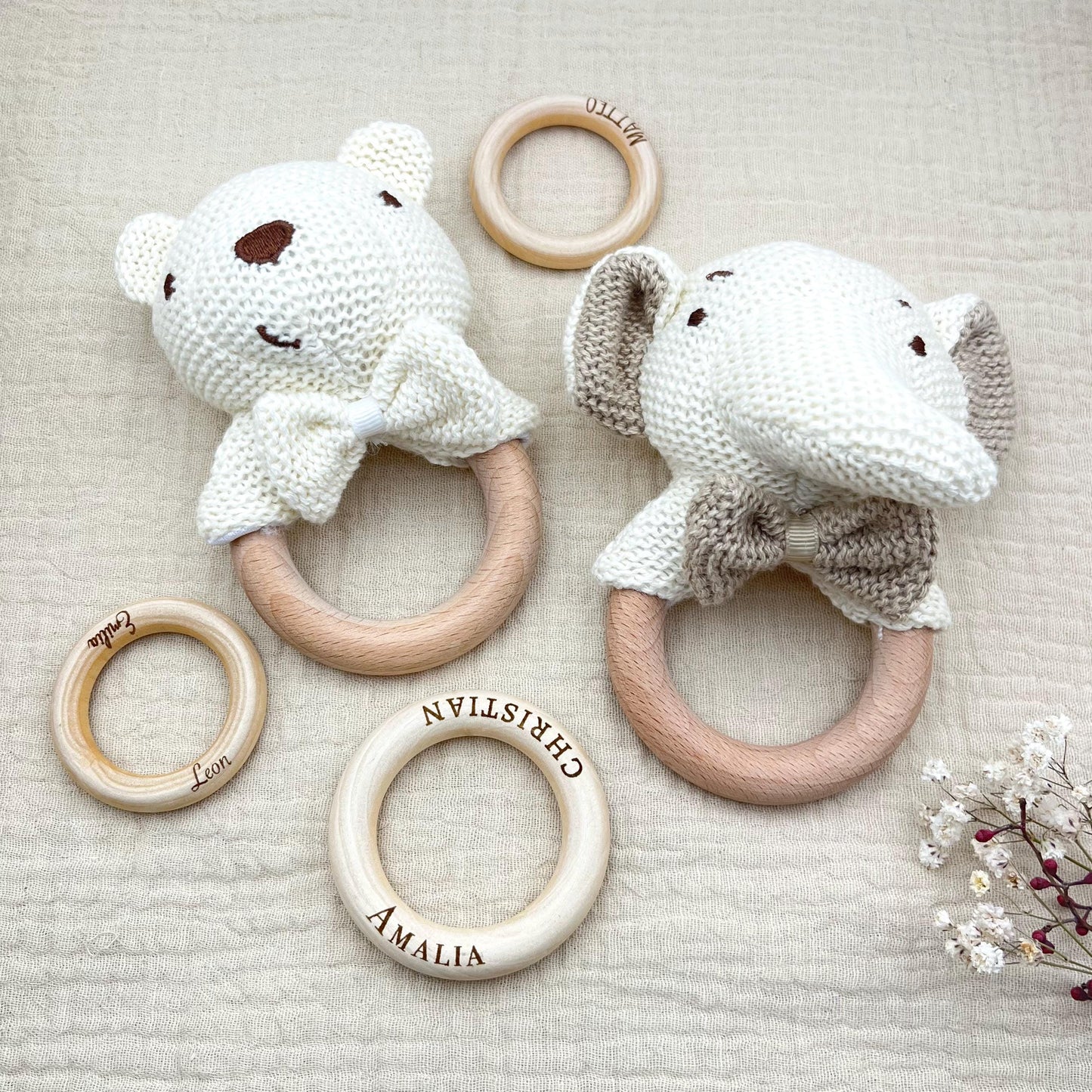 Personalisierte Baby Rassel Baby Greifling mit Name gehäkelter Bär oder Elefant liebevolles Geschenk zur Geburt oder Taufe für Neugeborene