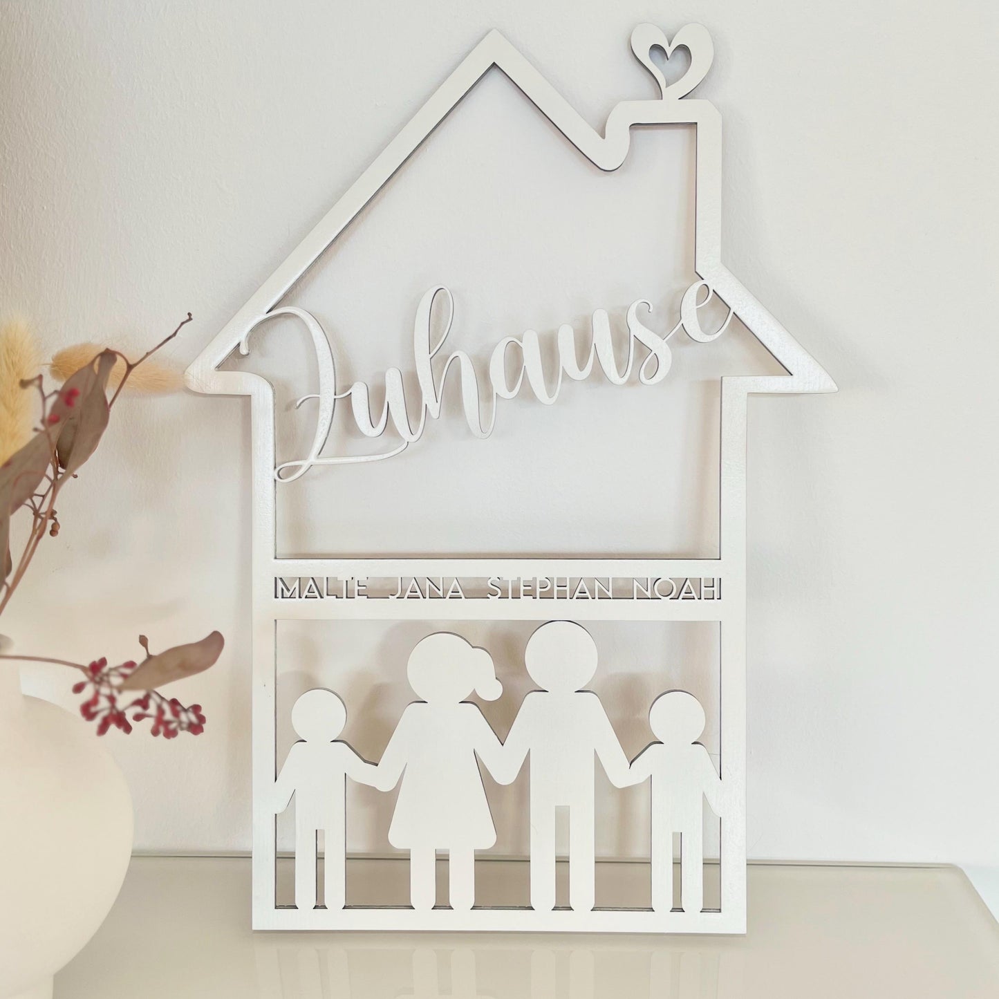 Familienschild aus Holz in Hausform – personalisiert mit Namen & Figuren