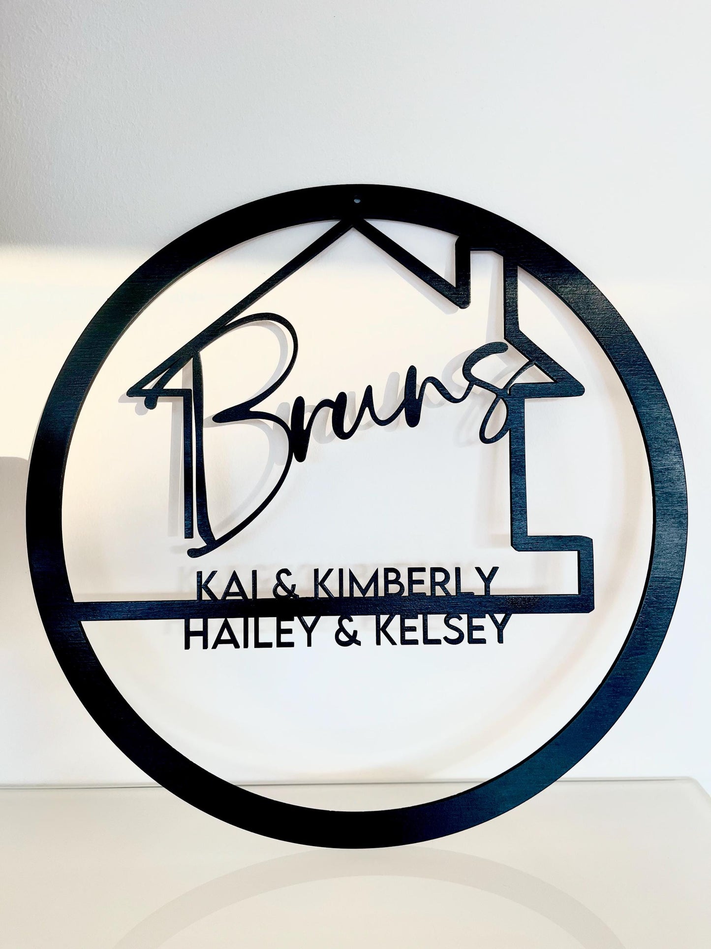 Familienschild aus Holz personalisiert – Türkranz & Wanddeko für Zuhause