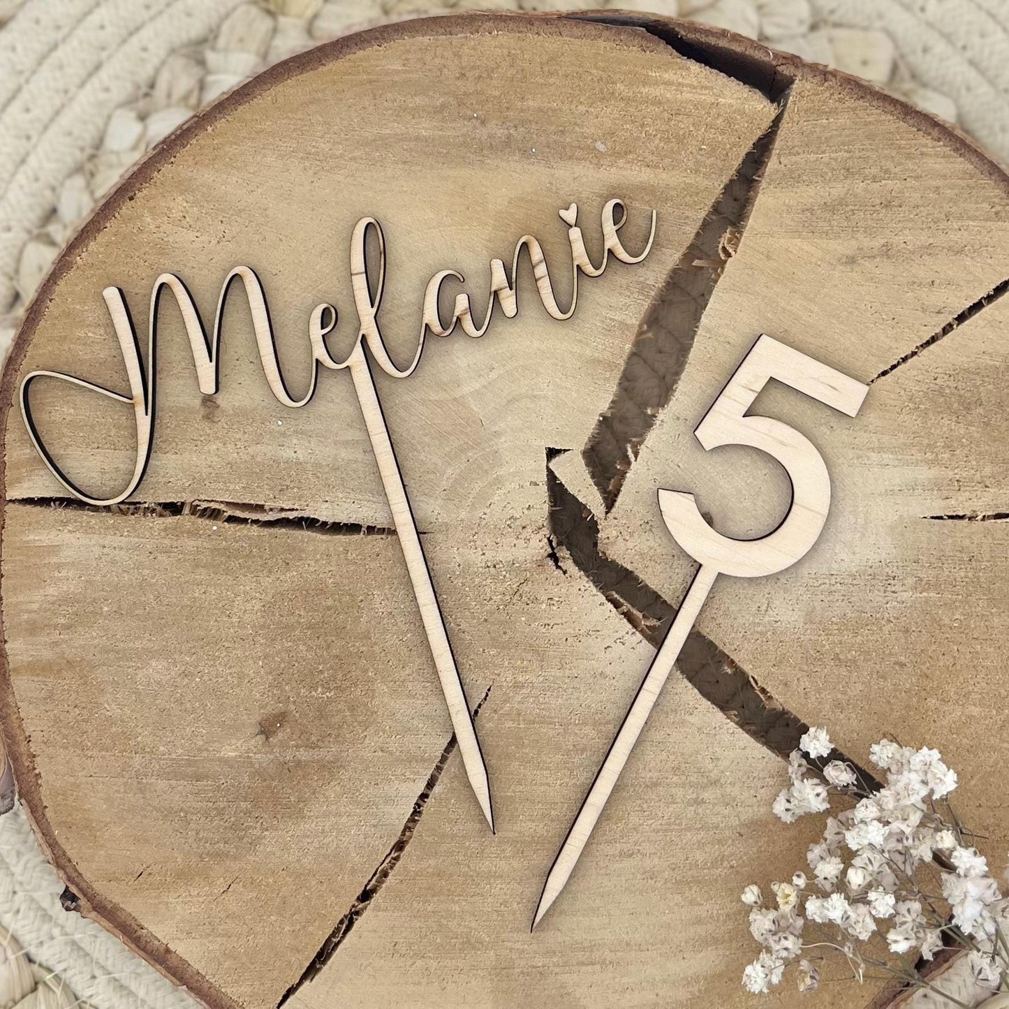Cake Topper aus Holz personalisierter Caketopper Name, Zahl oder Set natur oder farbig 4 mm Birke 614 cm Höhe 12 Schriften