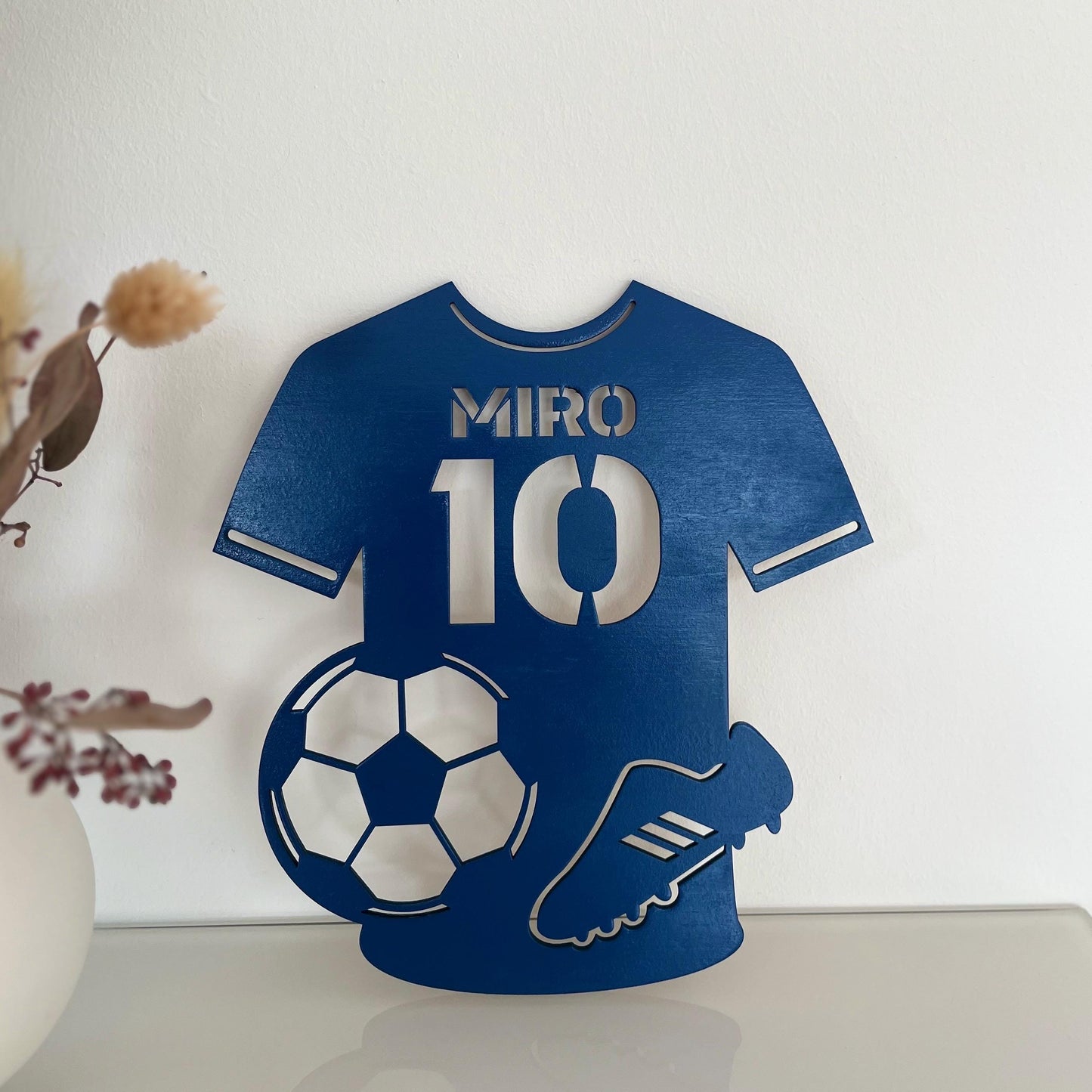Fußball Namensschild aus Holz personalisiert – Kinderzimmer Türschild mit Trikot & Nummer