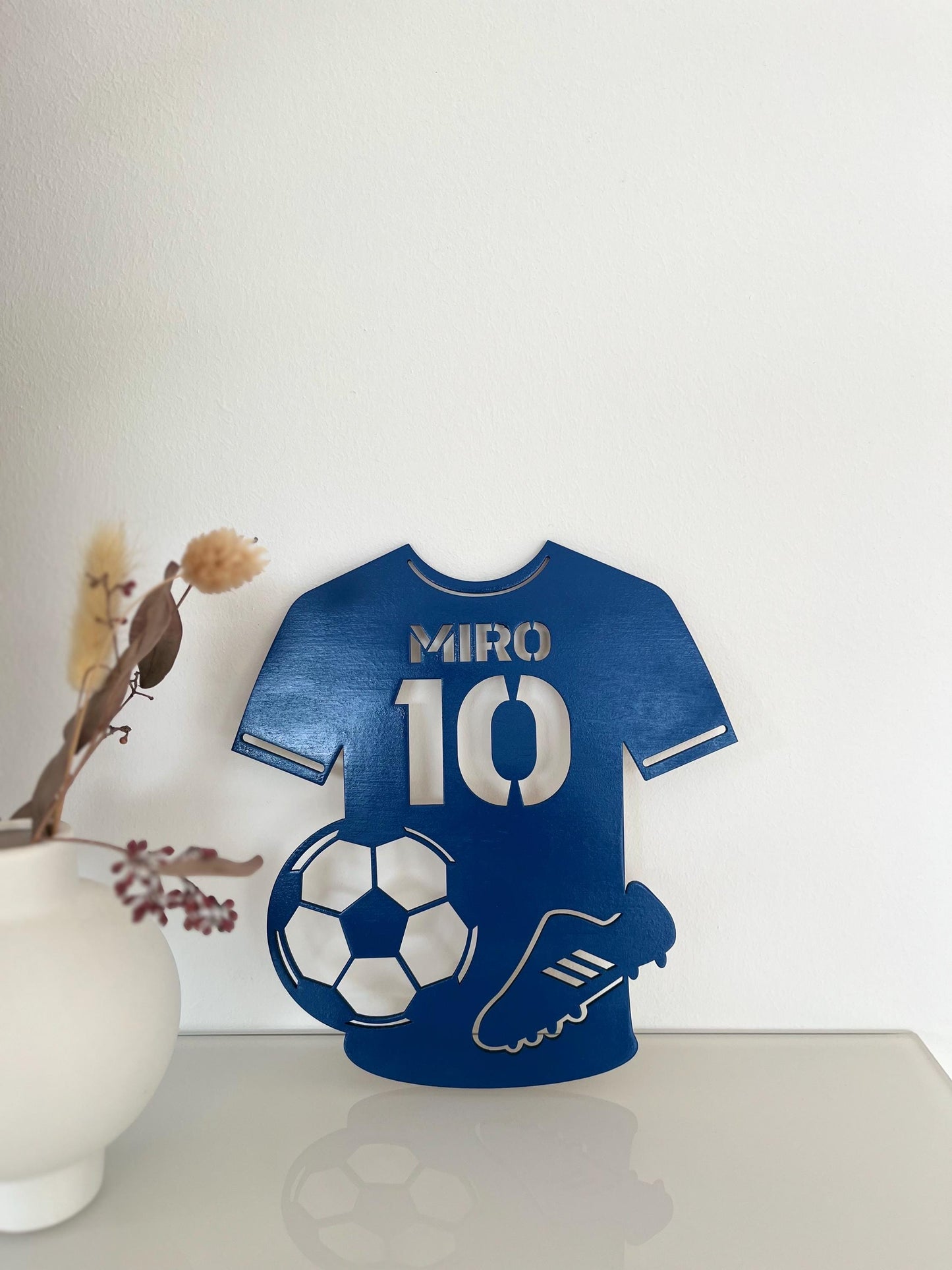 Fußball Namensschild aus Holz personalisiert – Kinderzimmer Türschild mit Trikot & Nummer