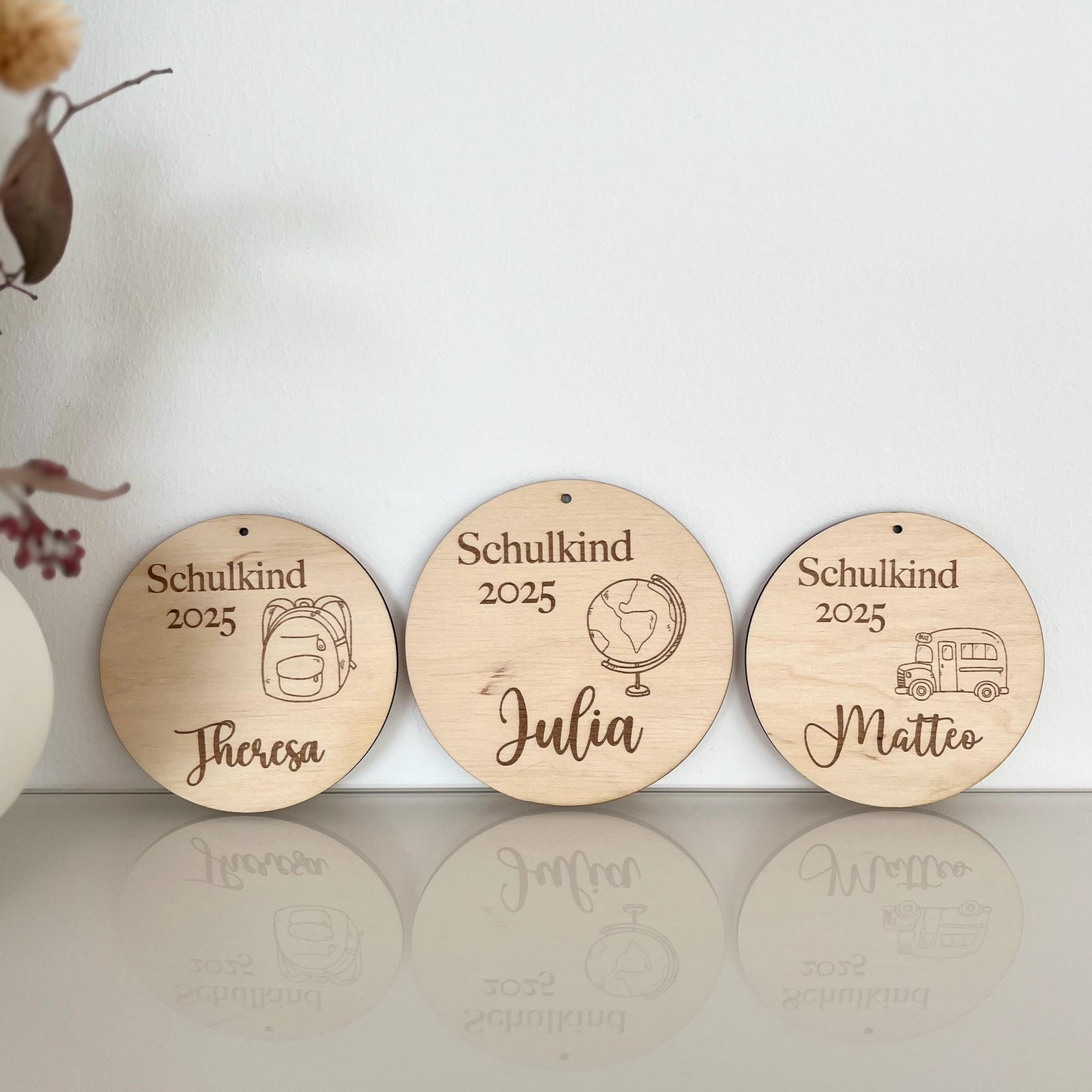 Schultütenanhänger aus Holz personalisiert – Einschulung 2025 226 mit Name & Motiv