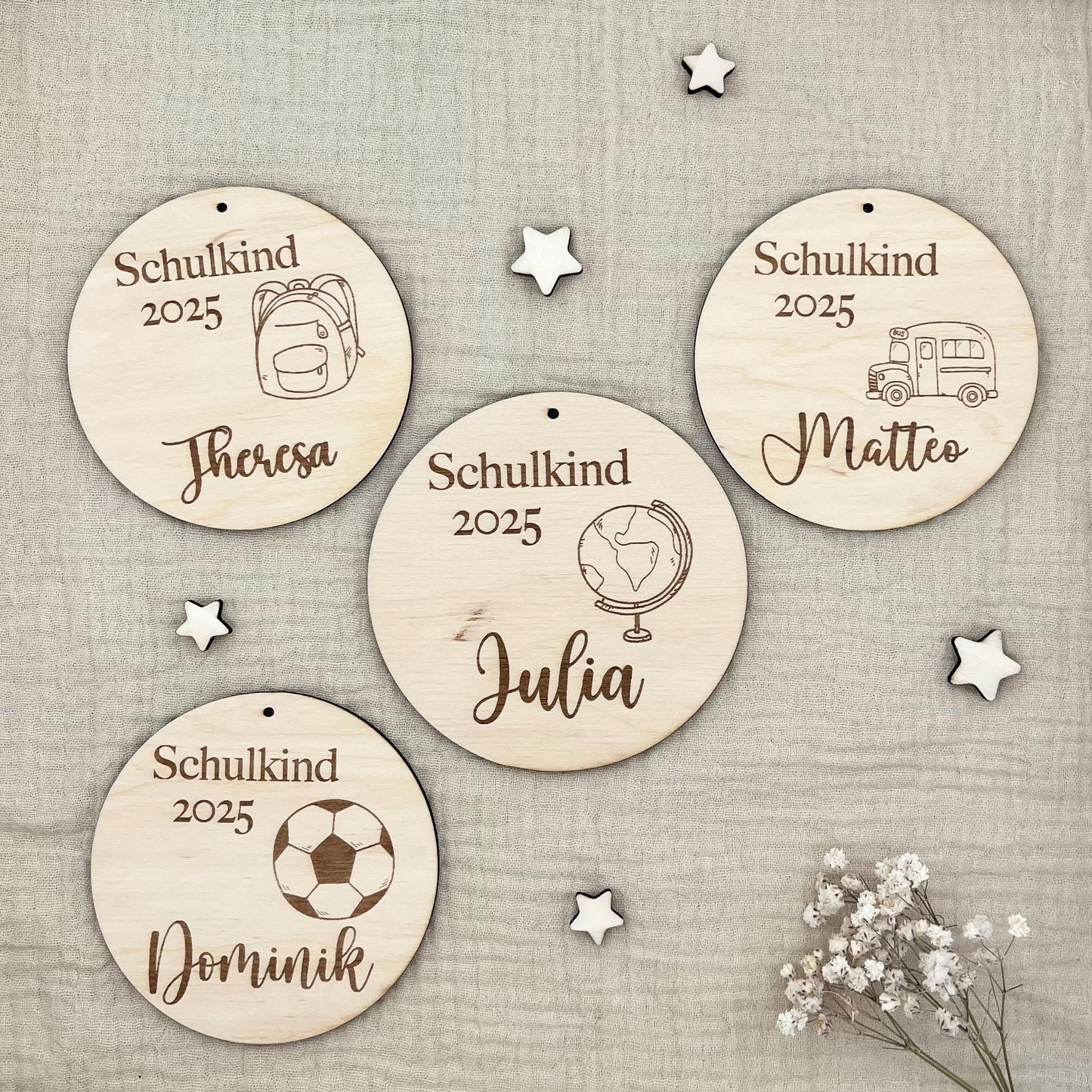 Schultütenanhänger aus Holz personalisiert – Einschulung 2025 226 mit Name & Motiv
