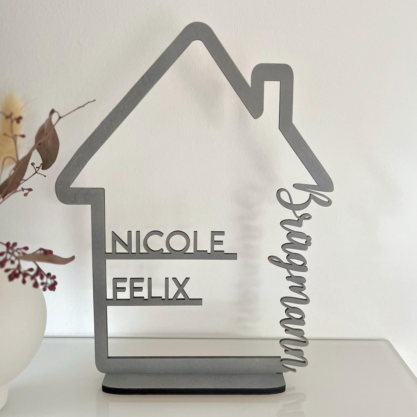 Familienschild aus Holz personalisiert – Geschenk zur Hochzeit, Einzug & Familie