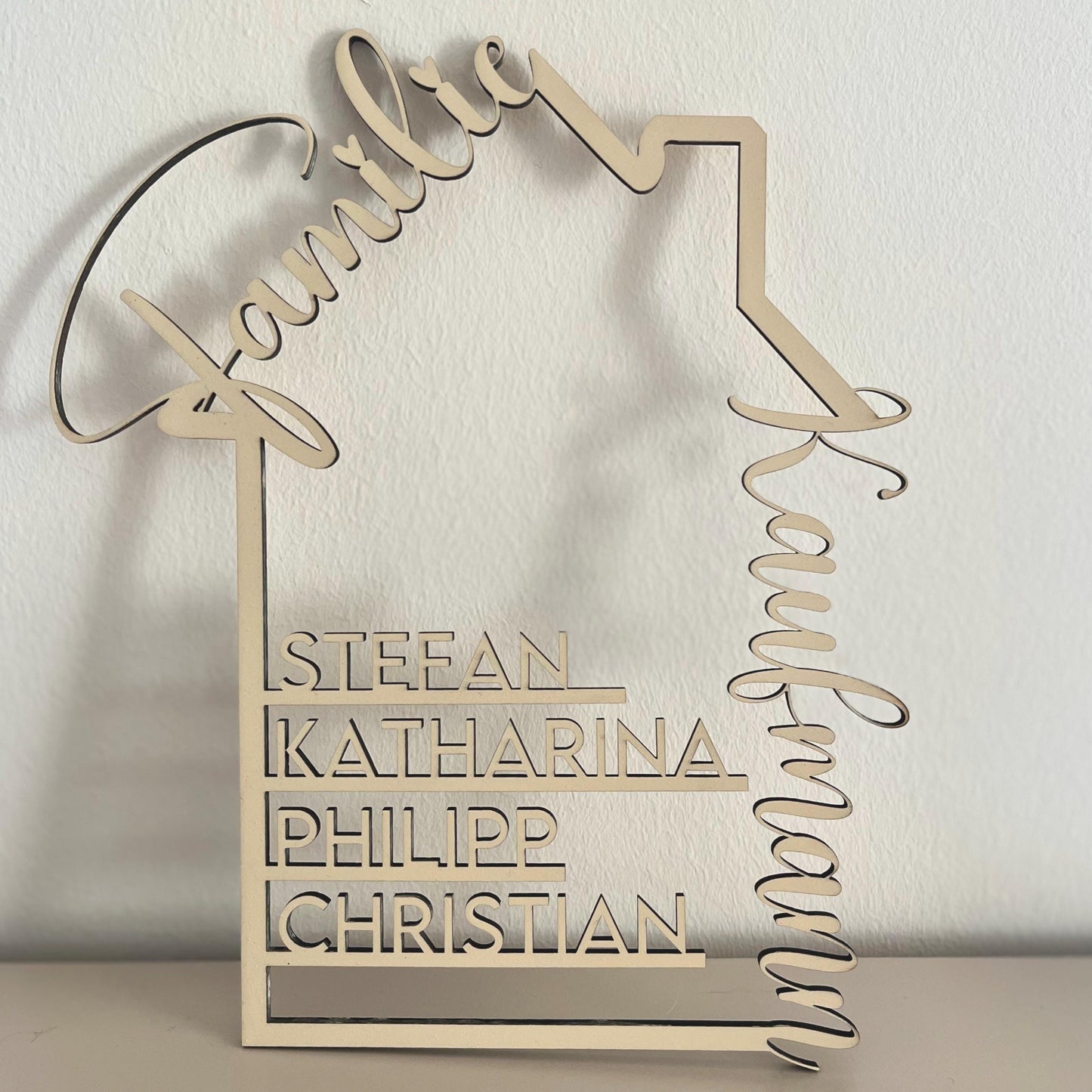 Personalisierbares familienschild in hausform, deko aus holz mit namen, geschenk zum einzug, hausbau, familie
