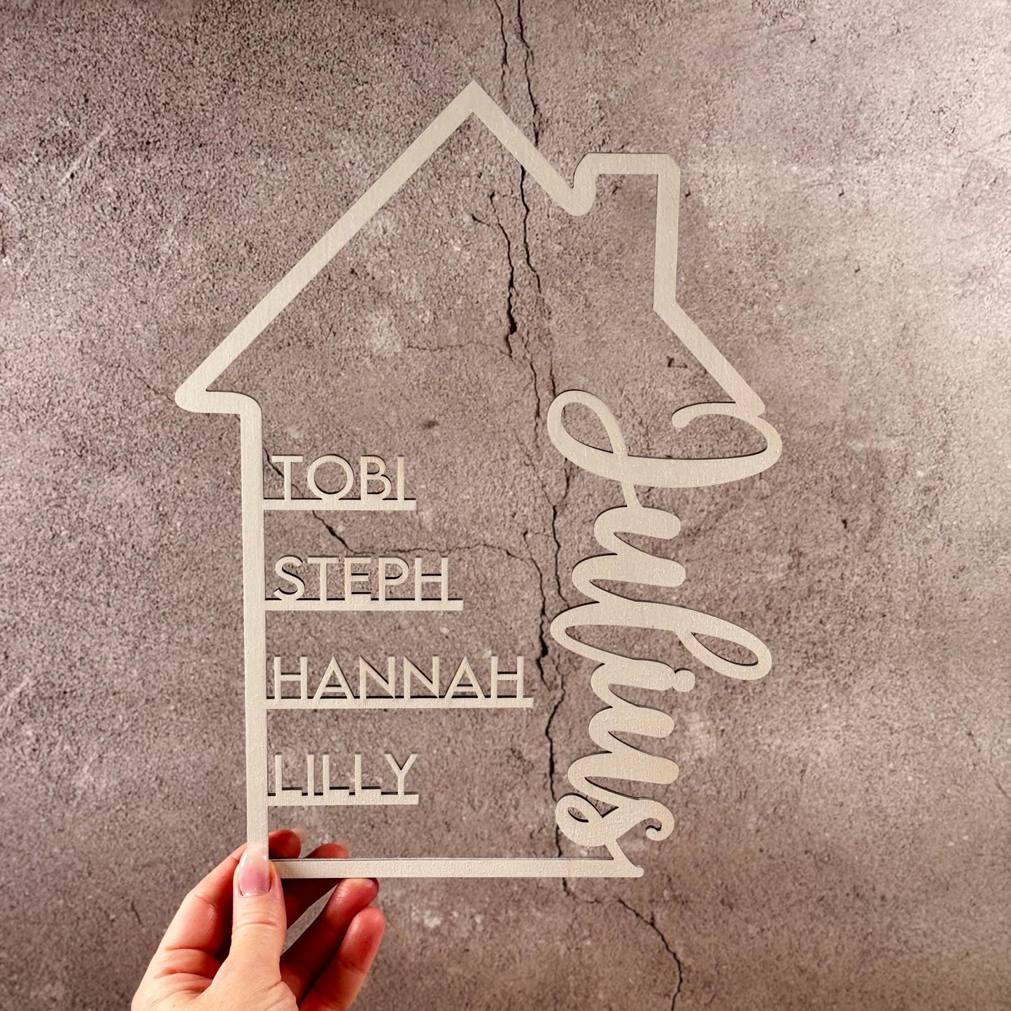 Familienschild aus Holz personalisiert – Geschenk für Einzug, Hochzeit & Familie
