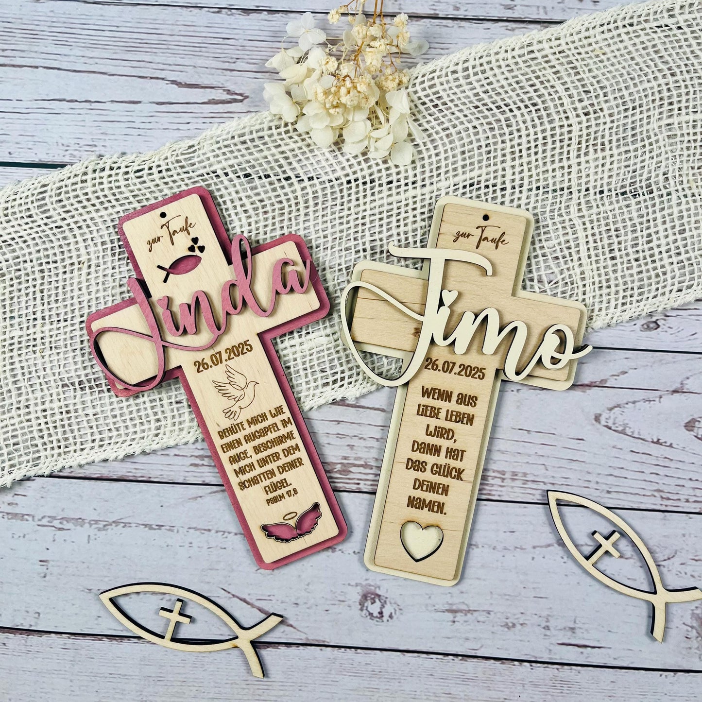 Taufkreuz aus Holz personalisiert – Geschenk zur Taufe, Kommunion & Konfirmation