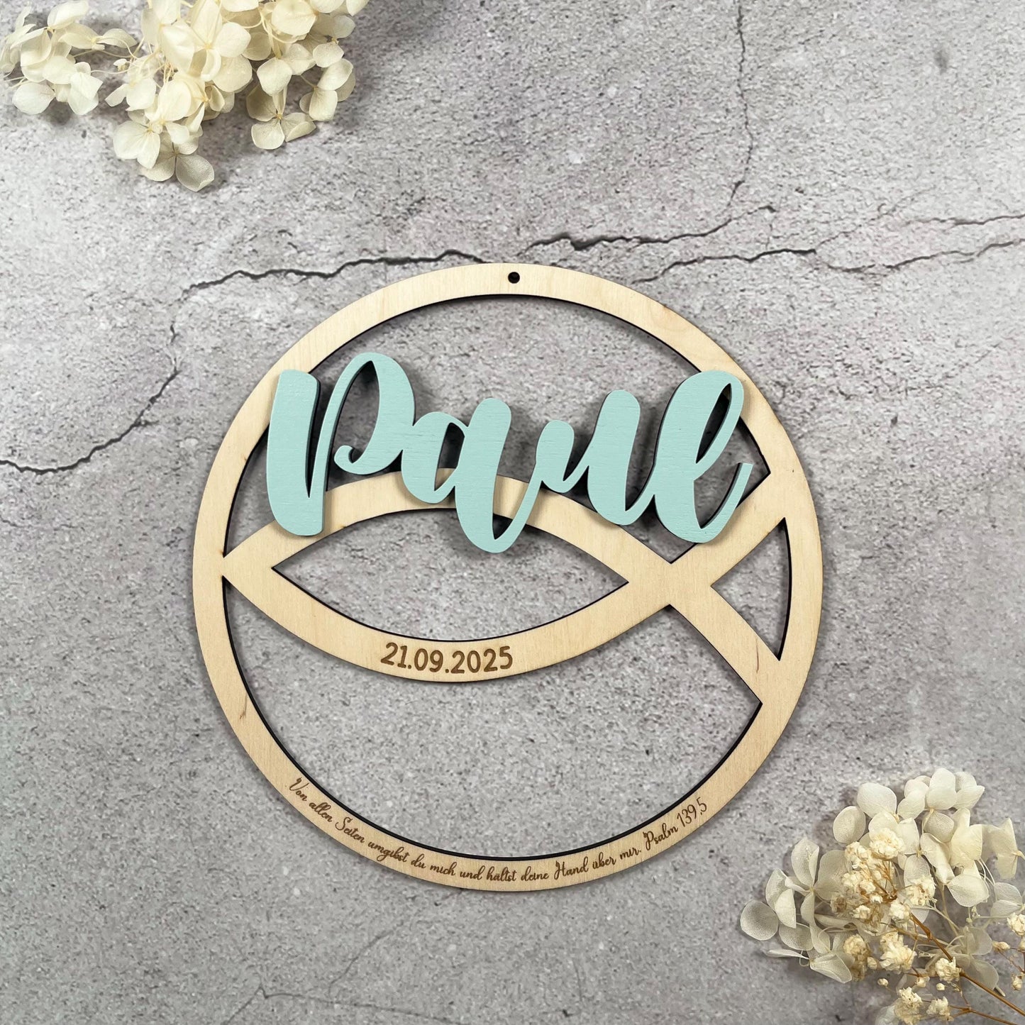 Taufschild aus Holz personalisiert – rundes Geschenk mit Fischsymbol & 3D-Namen