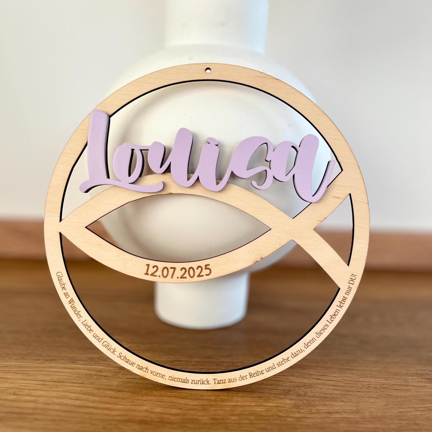 Taufschild aus Holz personalisiert – rundes Geschenk mit Fischsymbol & 3D-Namen